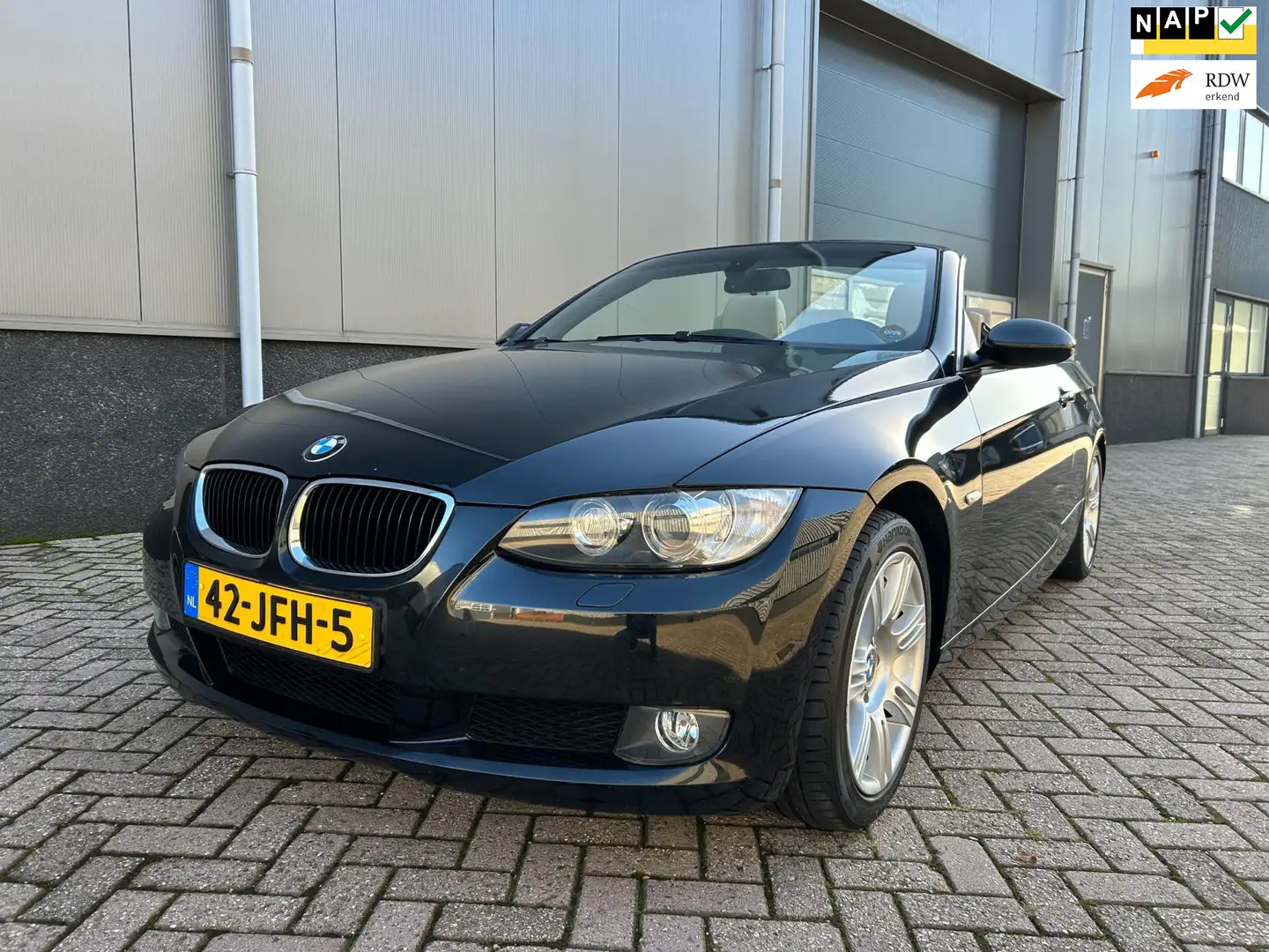 BMW 320 3-serie Cabrio 320i aut.,navi,leder,lmv,N.A.P Zwart - 1