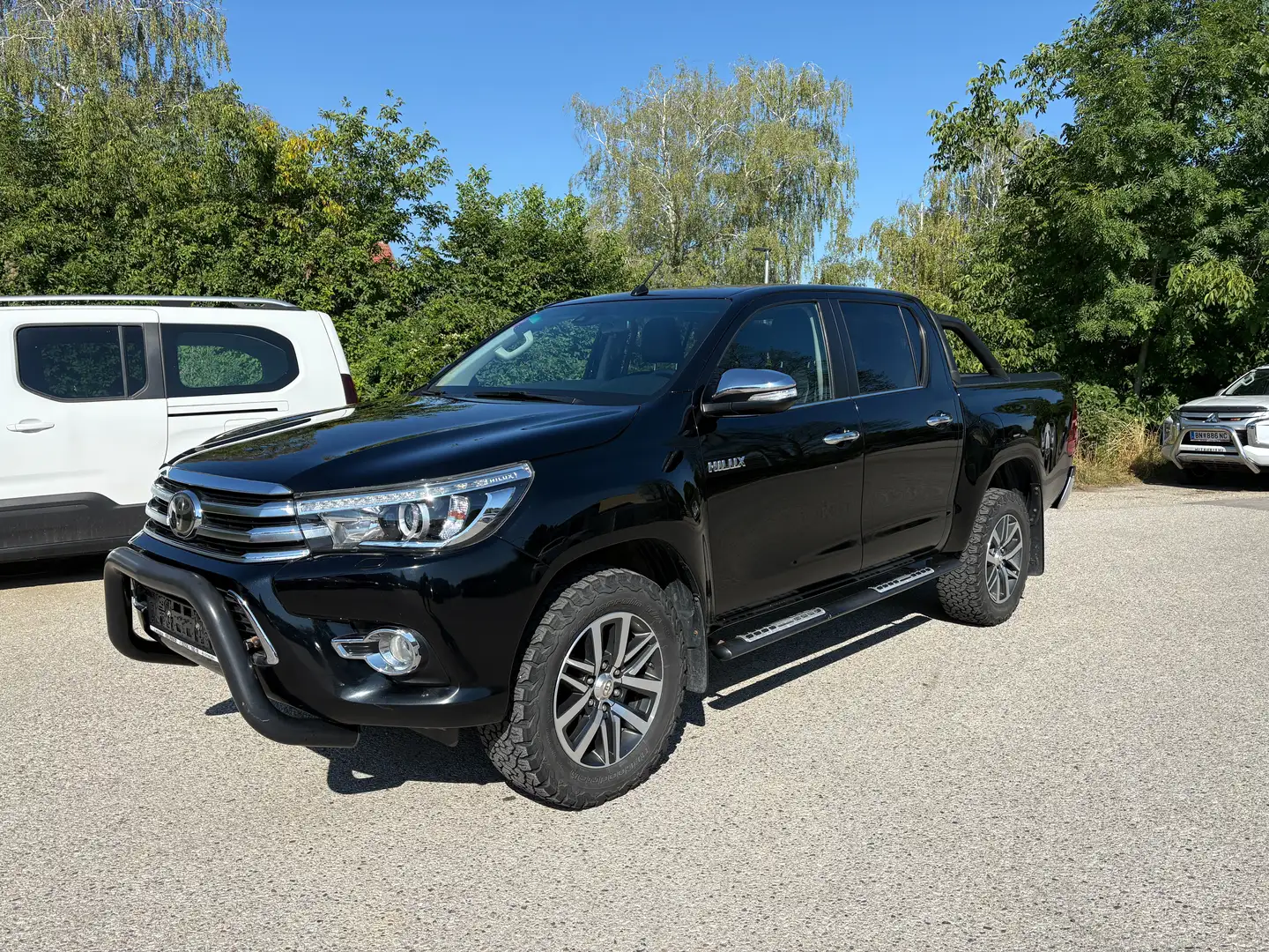 Toyota Hilux DK Lounge 4x4 2,4 D-4D Aut. Schwarz - 1