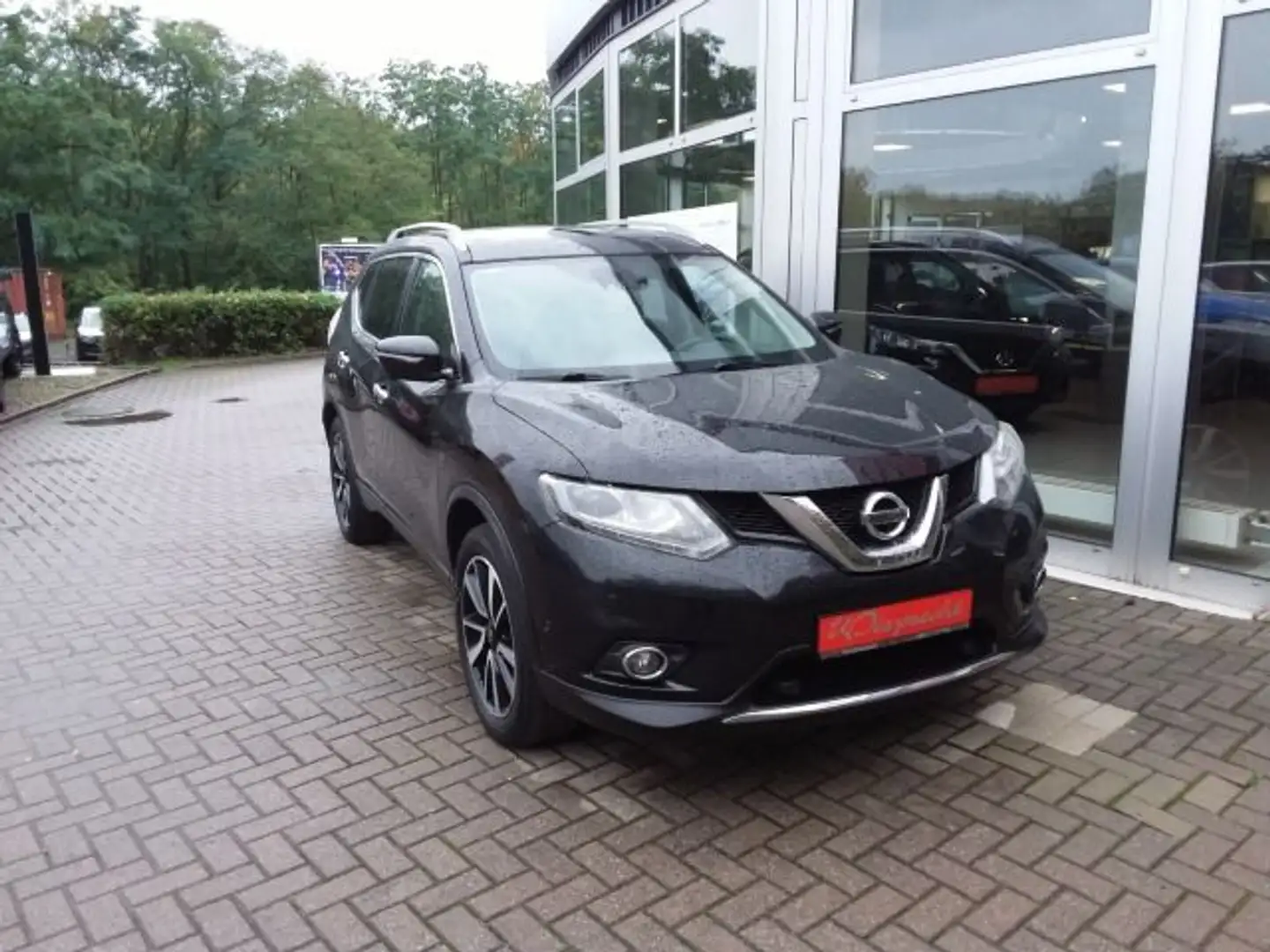 Nissan X-Trail Tekna Schwarz - 2