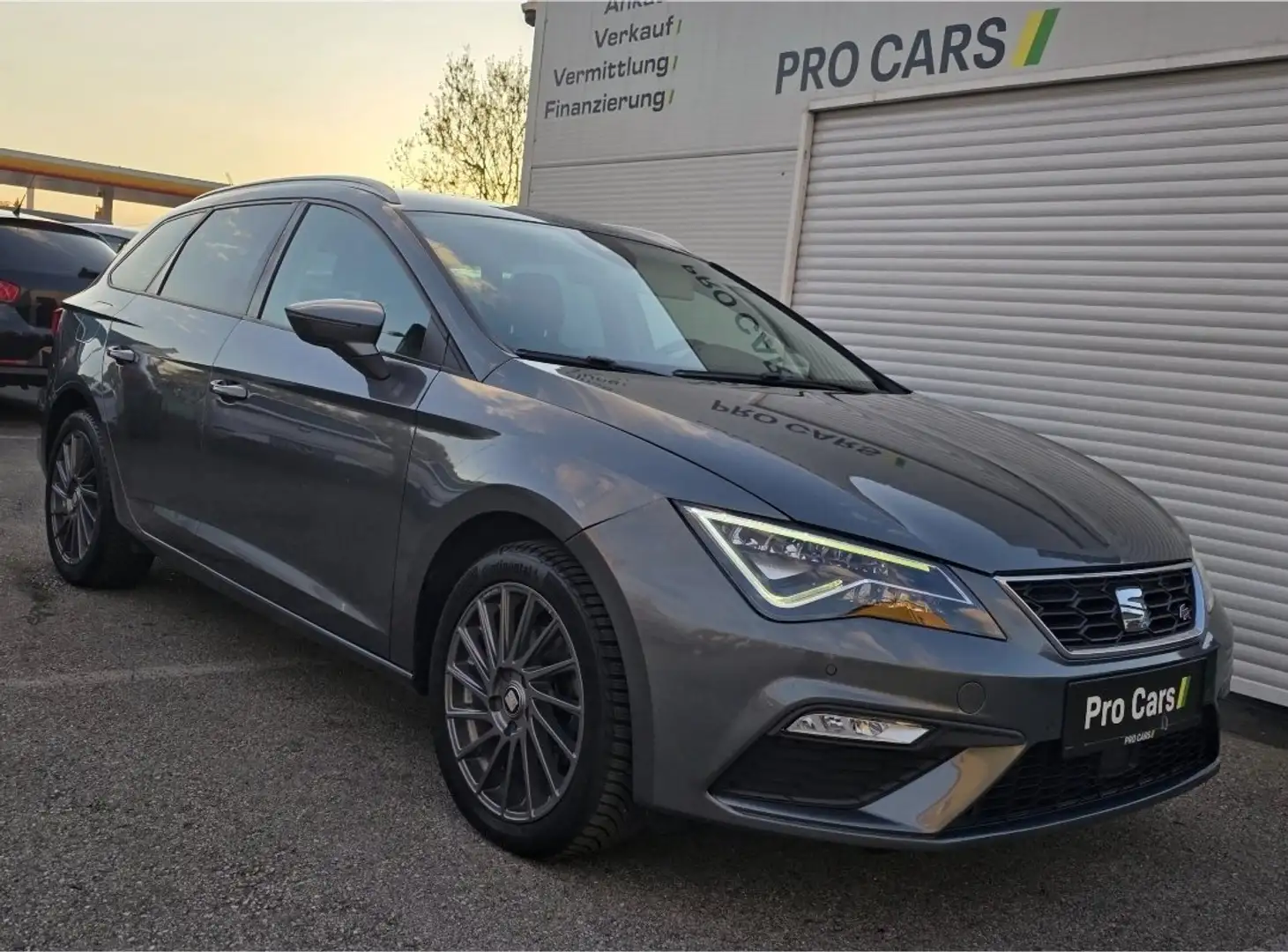 SEAT Leon Leon 1,6 TDI DSG,FR,AHK,PICKERL-Zahnriemen  NEU Grau - 1