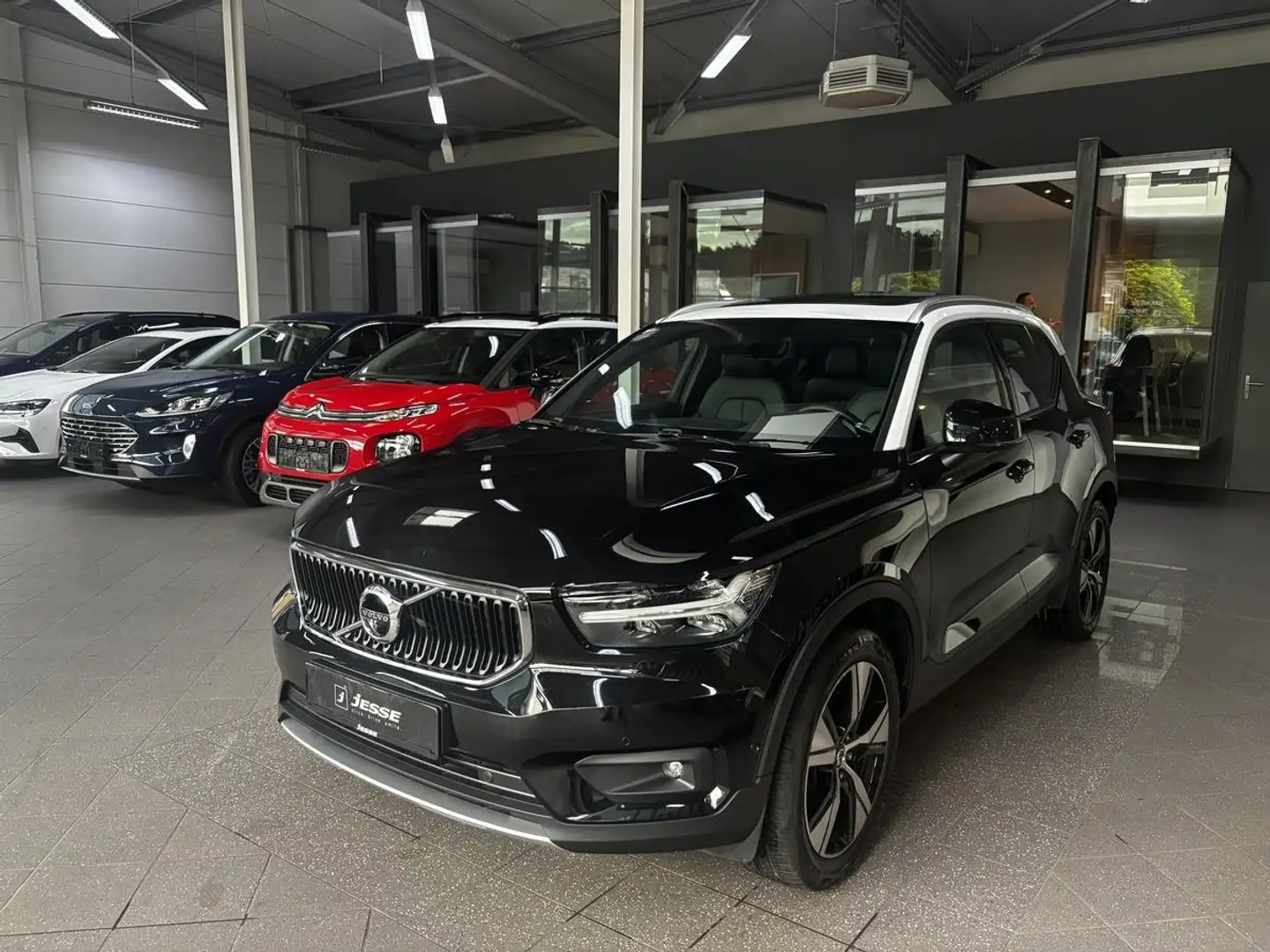 Volvo XC40 D4 AWD Momentum LED Pano 360Cam AHK Schwarz - 1