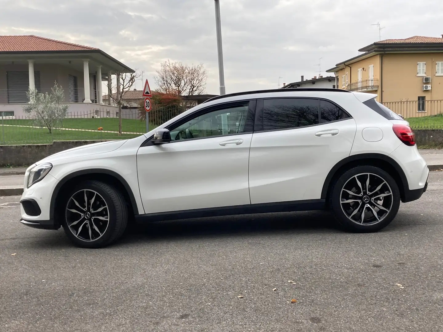Mercedes-Benz GLA 200 GLA-X156 2017 d Premium auto *GARANZIA* Weiß - 2