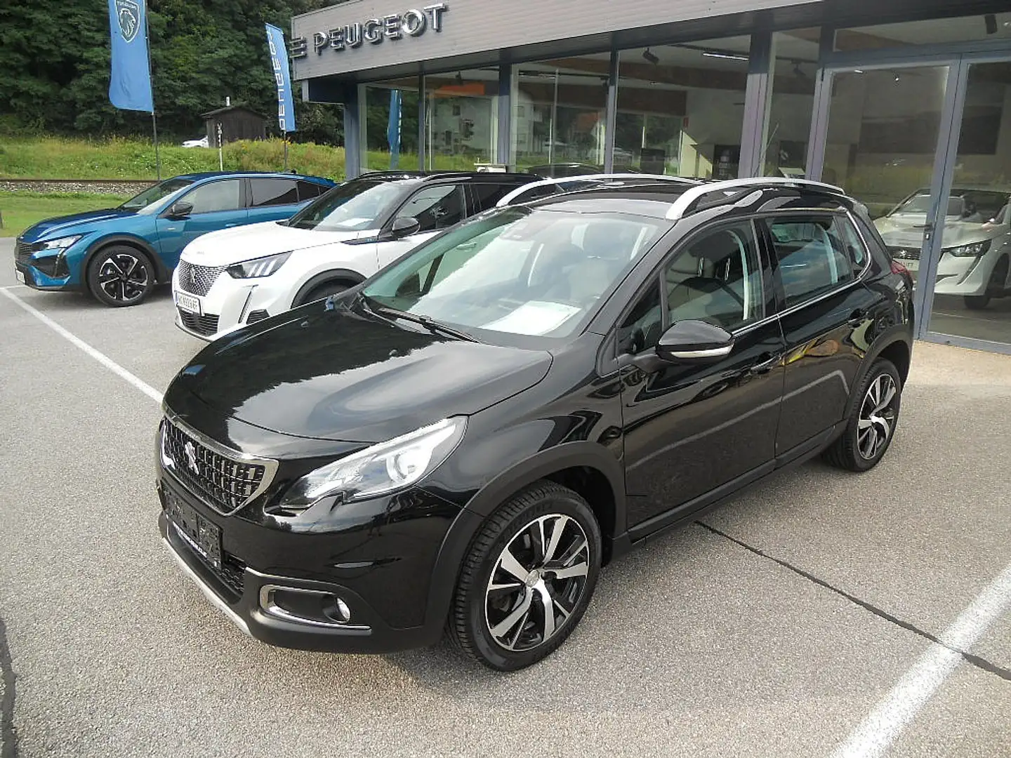 Peugeot 2008 1,2 PureTech 130 S&S Allure Schwarz - 1