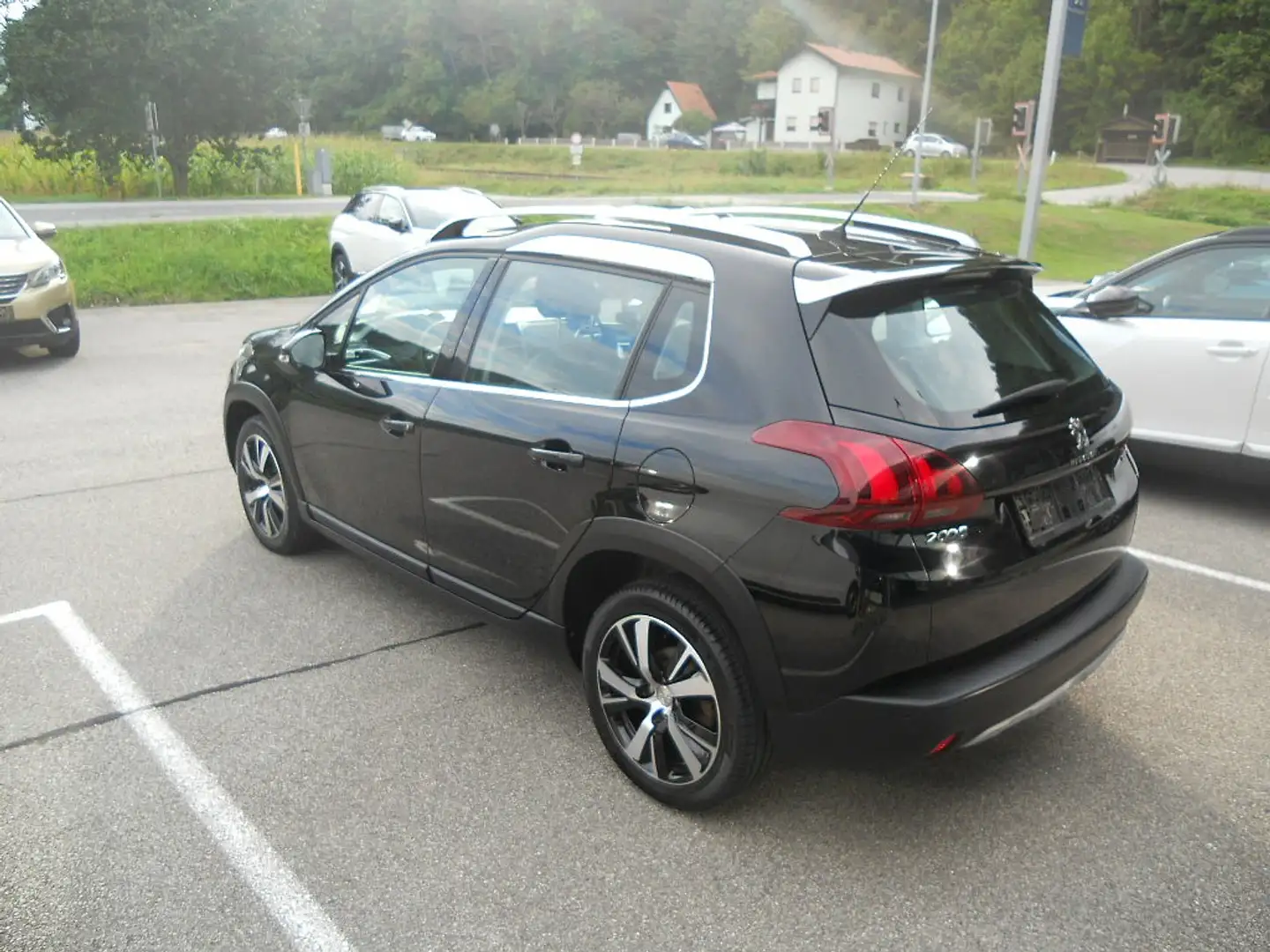 Peugeot 2008 1,2 PureTech 130 S&S Allure Schwarz - 2