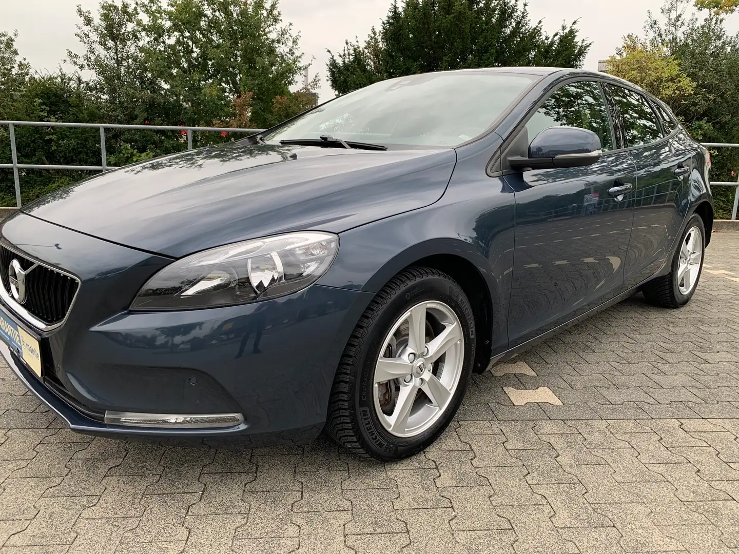 Volvo V40 V40 Diesel AUTOMATIK Kinetic*PDC*KAMERA*NAVI*AHK* Grau - 1