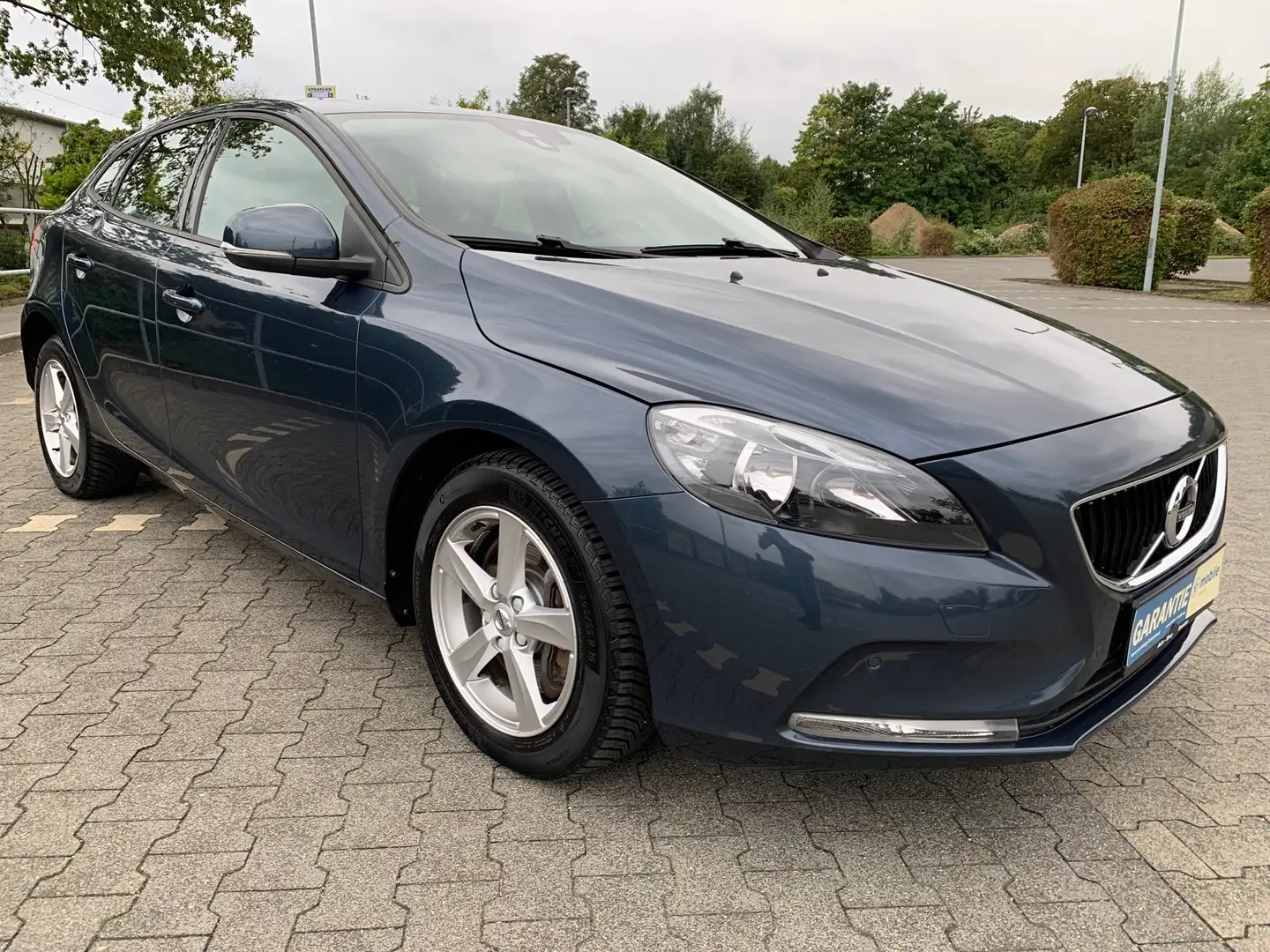 Volvo V40 V40 Diesel AUTOMATIK Kinetic*PDC*KAMERA*NAVI*AHK* Grau - 2