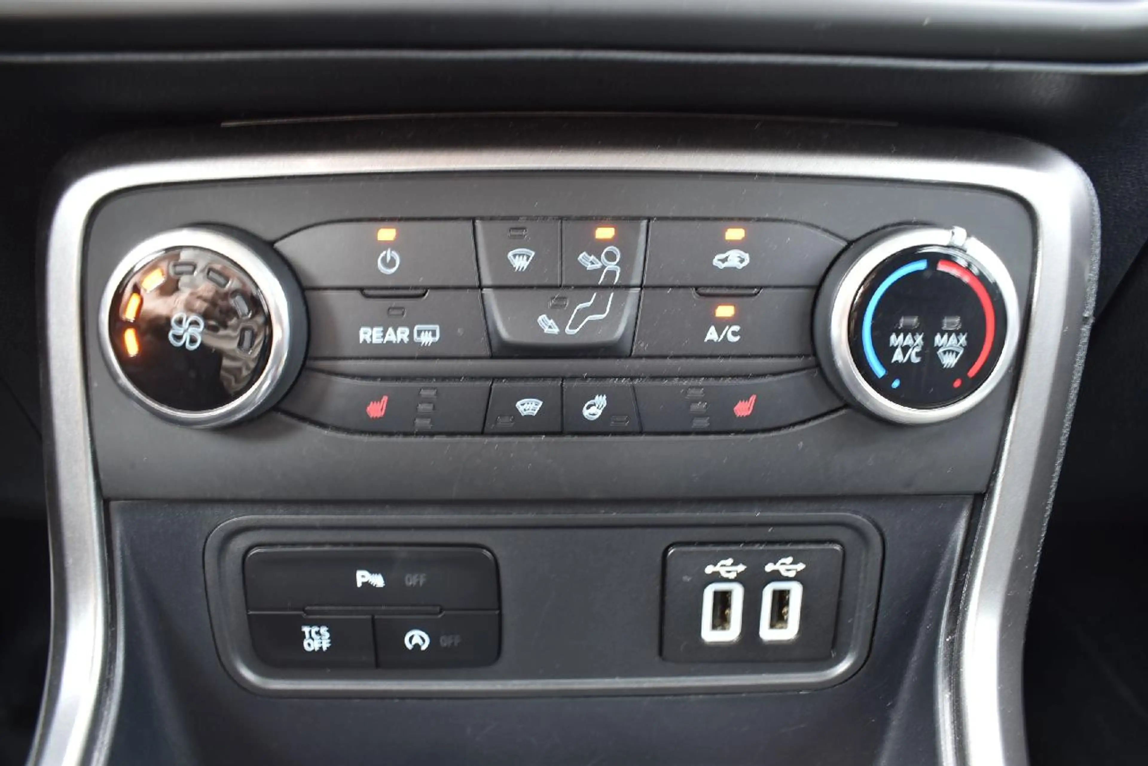 Ford EcoSport Cool & Connect — photo 12
