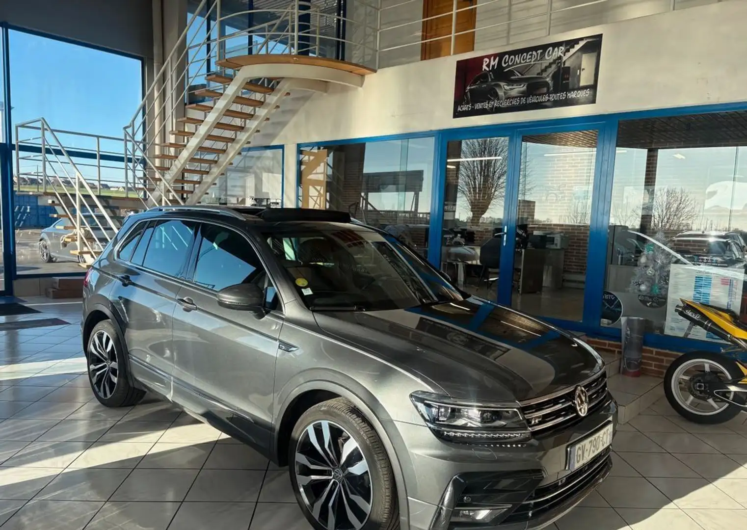 Volkswagen Tiguan 2.0 TDI DSG 150CH R LINE INT ET EXT-GPS-LED-VIRTUAL-ATTACHE REMORQUE-TOIT OUVRANT-JANTES SUZUKA Grau - 1