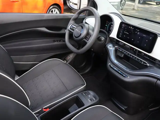 Fiat 500e view 3