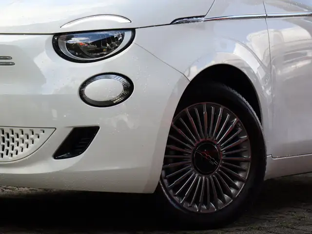 Fiat 500e view 5