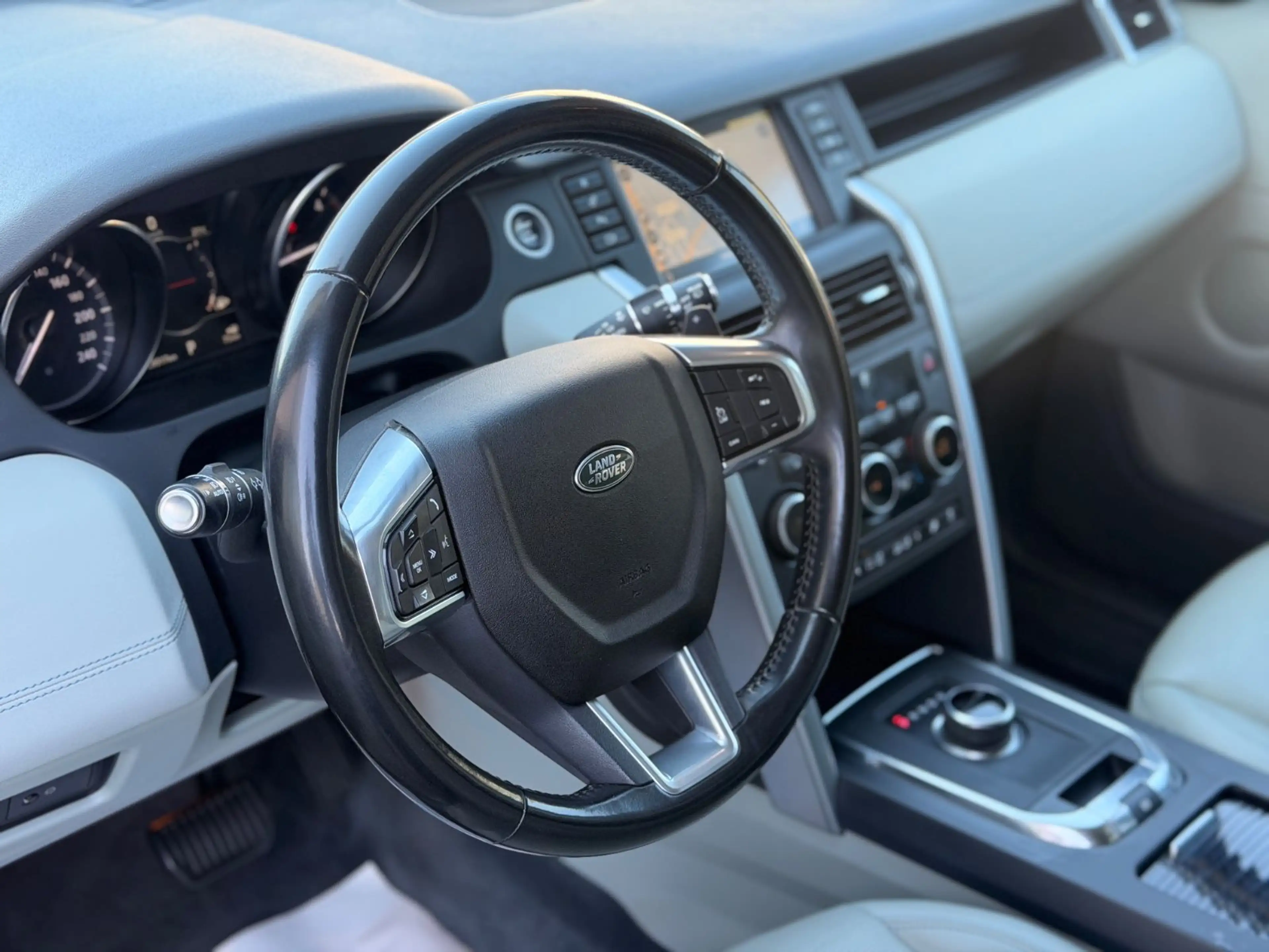 Land Rover Discovery Sport SE AWD — photo 9