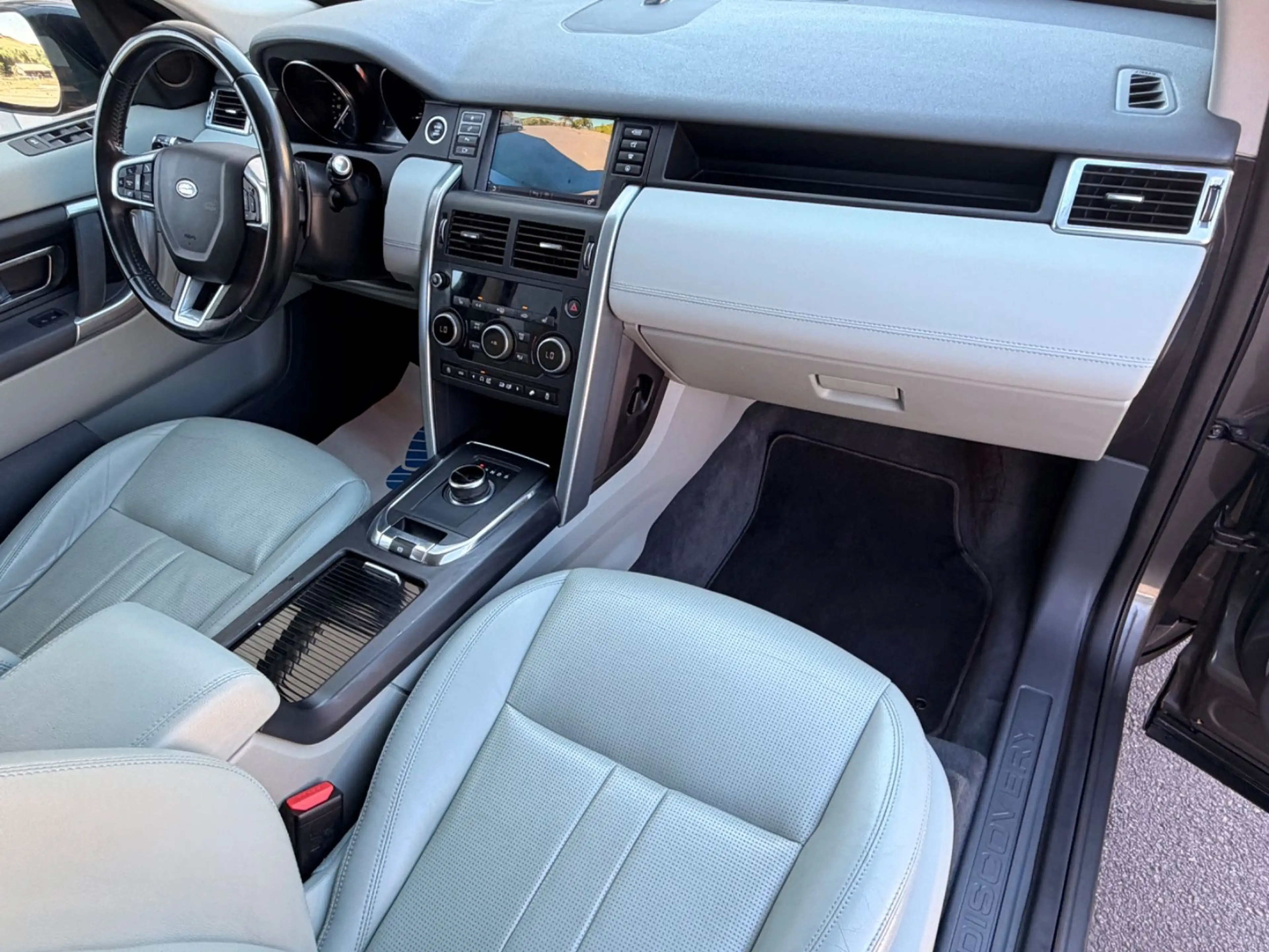 Land Rover Discovery Sport SE AWD — photo 12