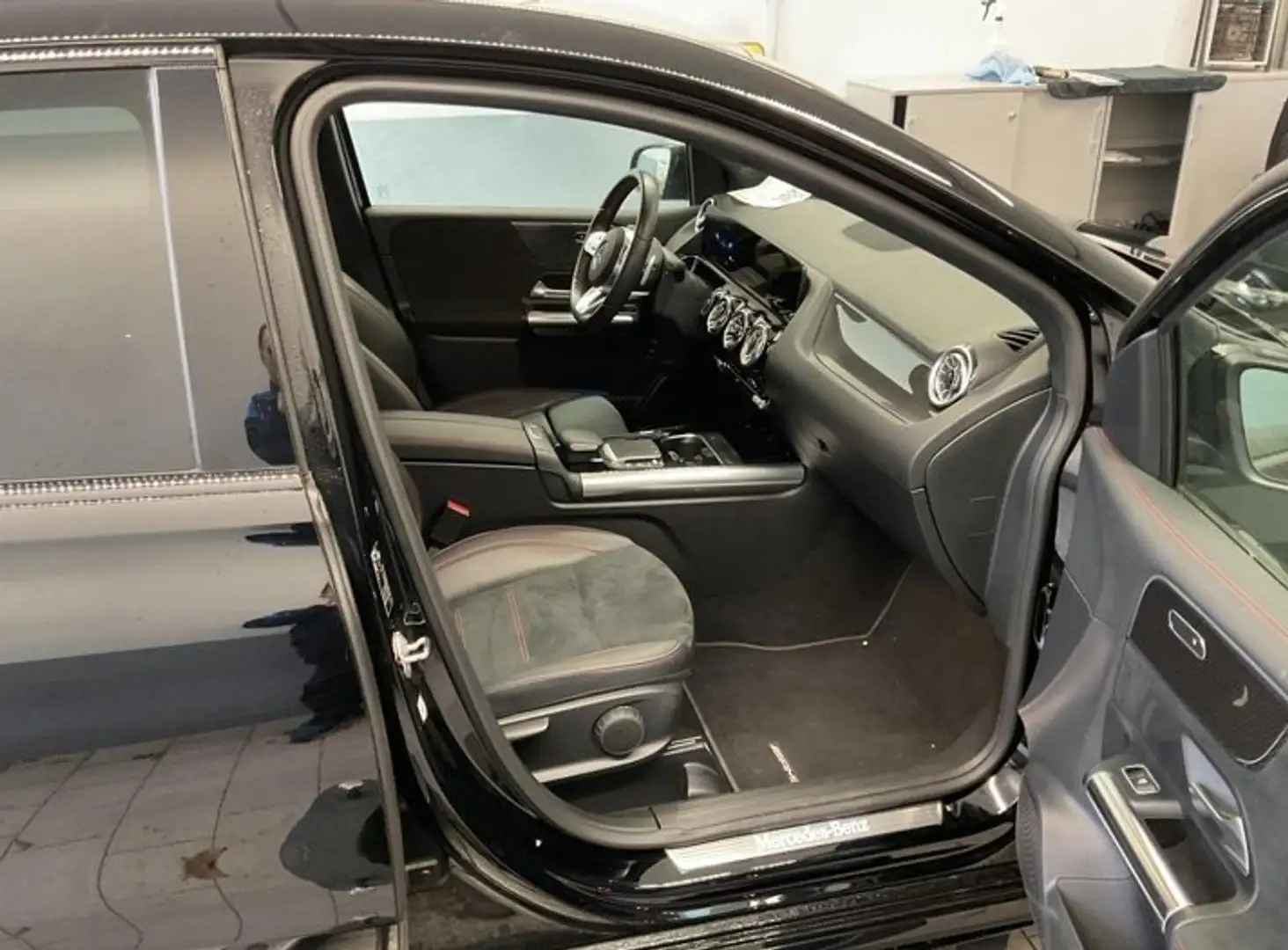 Mercedes-Benz B 250 B 250 e PHEV AMG Line Zwart - 2