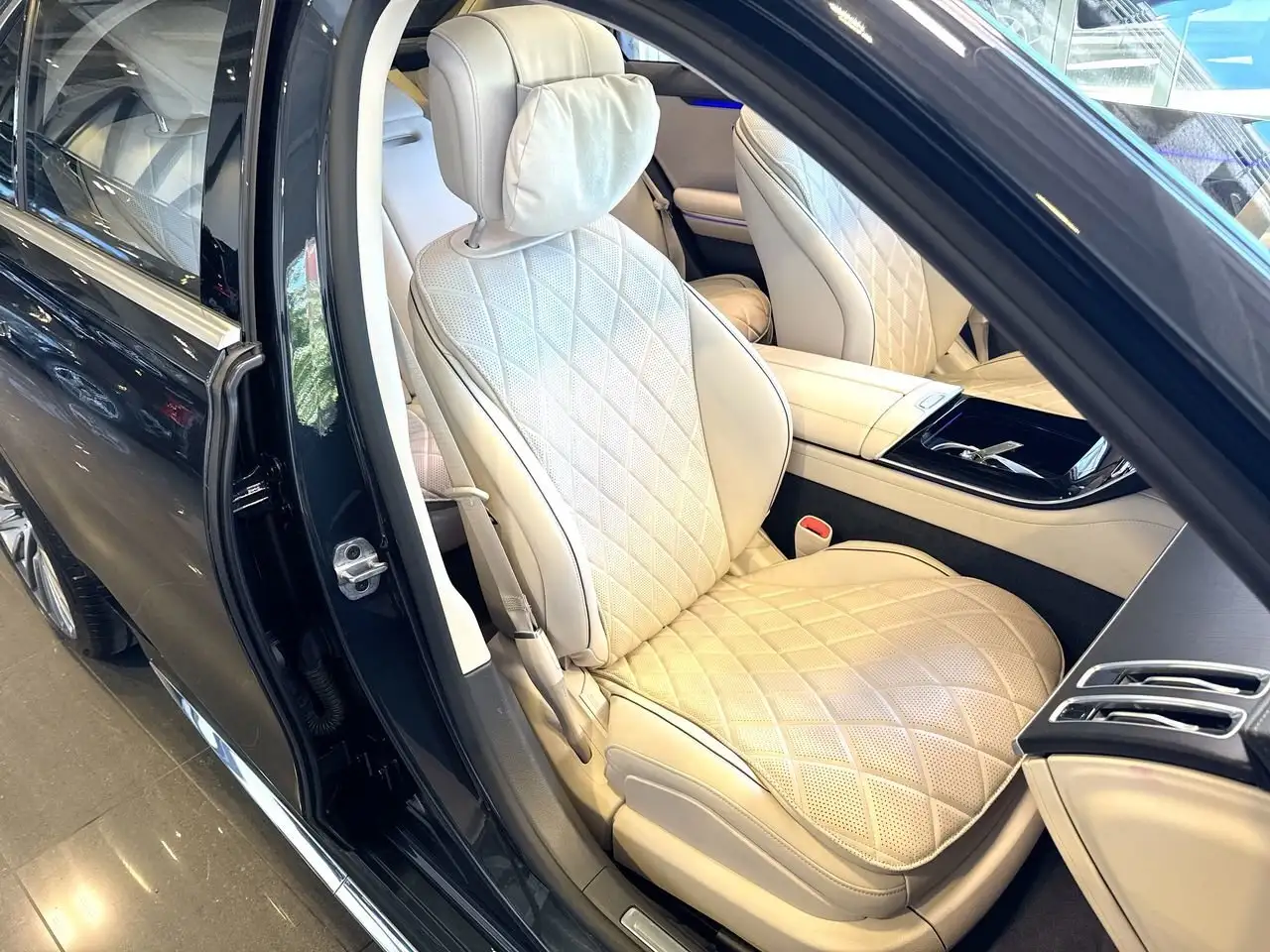 Mercedes-Benz S-Class снимка Mercedes-Benz S-Class