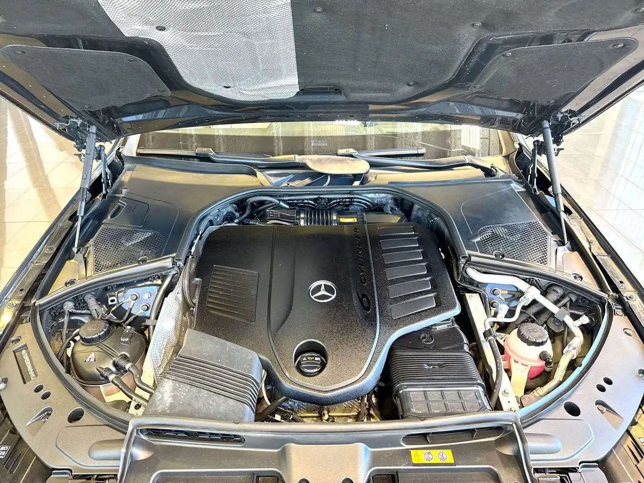 Mercedes-Benz S-Class снимка Mercedes-Benz S-Class