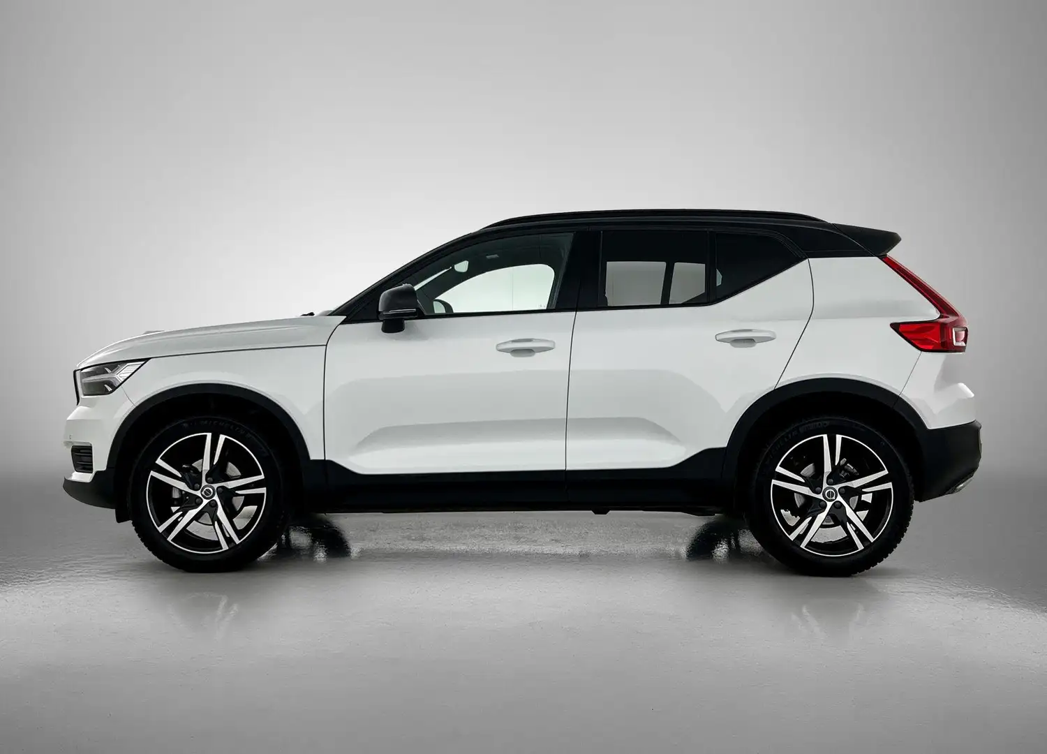 Volvo XC40 1.5 T3 R-Design | VERWACHT | PANO-SCHUIFDAK | NAVI Wit - 2