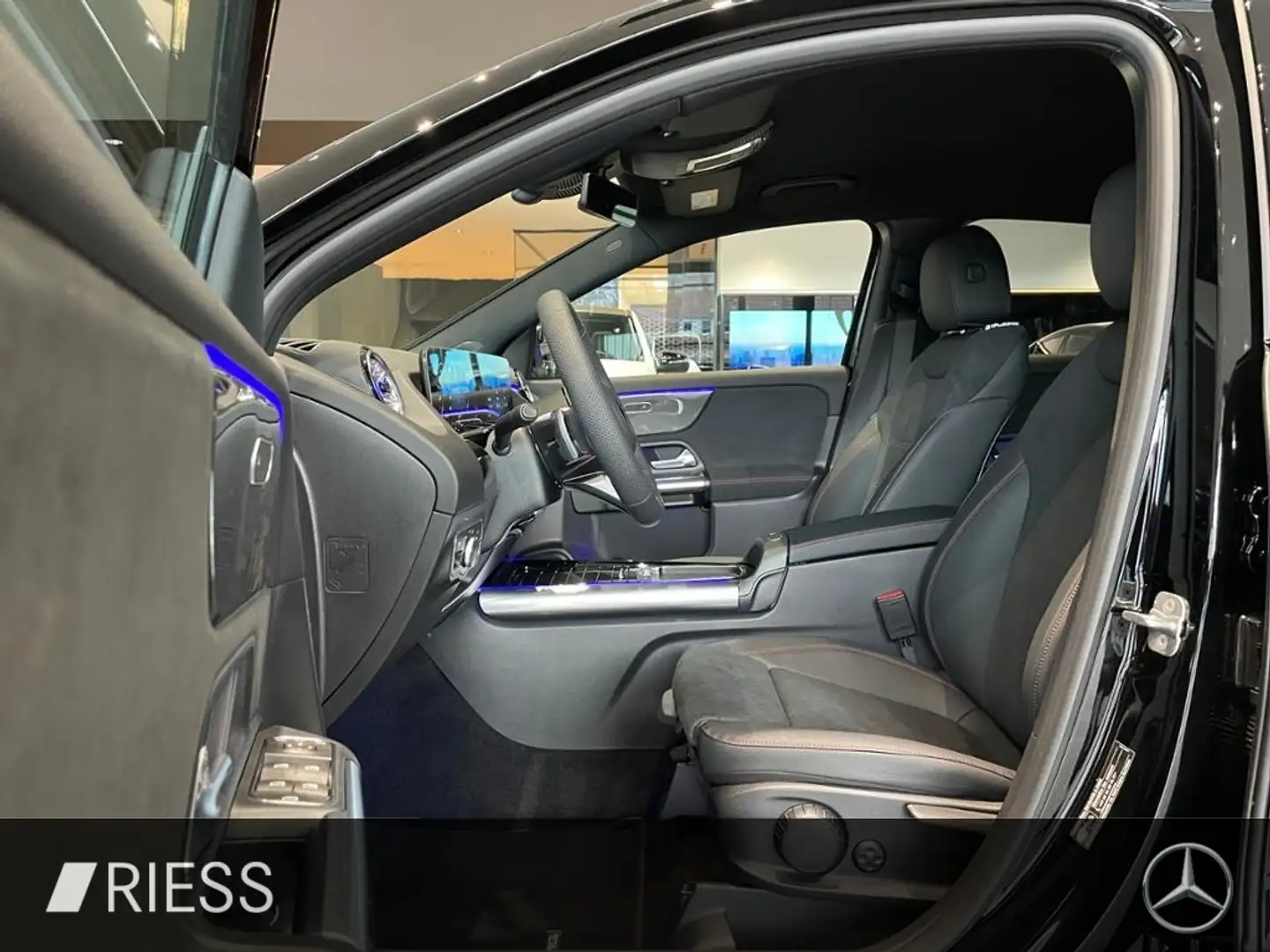 Mercedes-Benz GLA 220 d 4M AMG+AHK+DISTR+TOTWKL+KEYL+MULTIBEAM Zwart - 2
