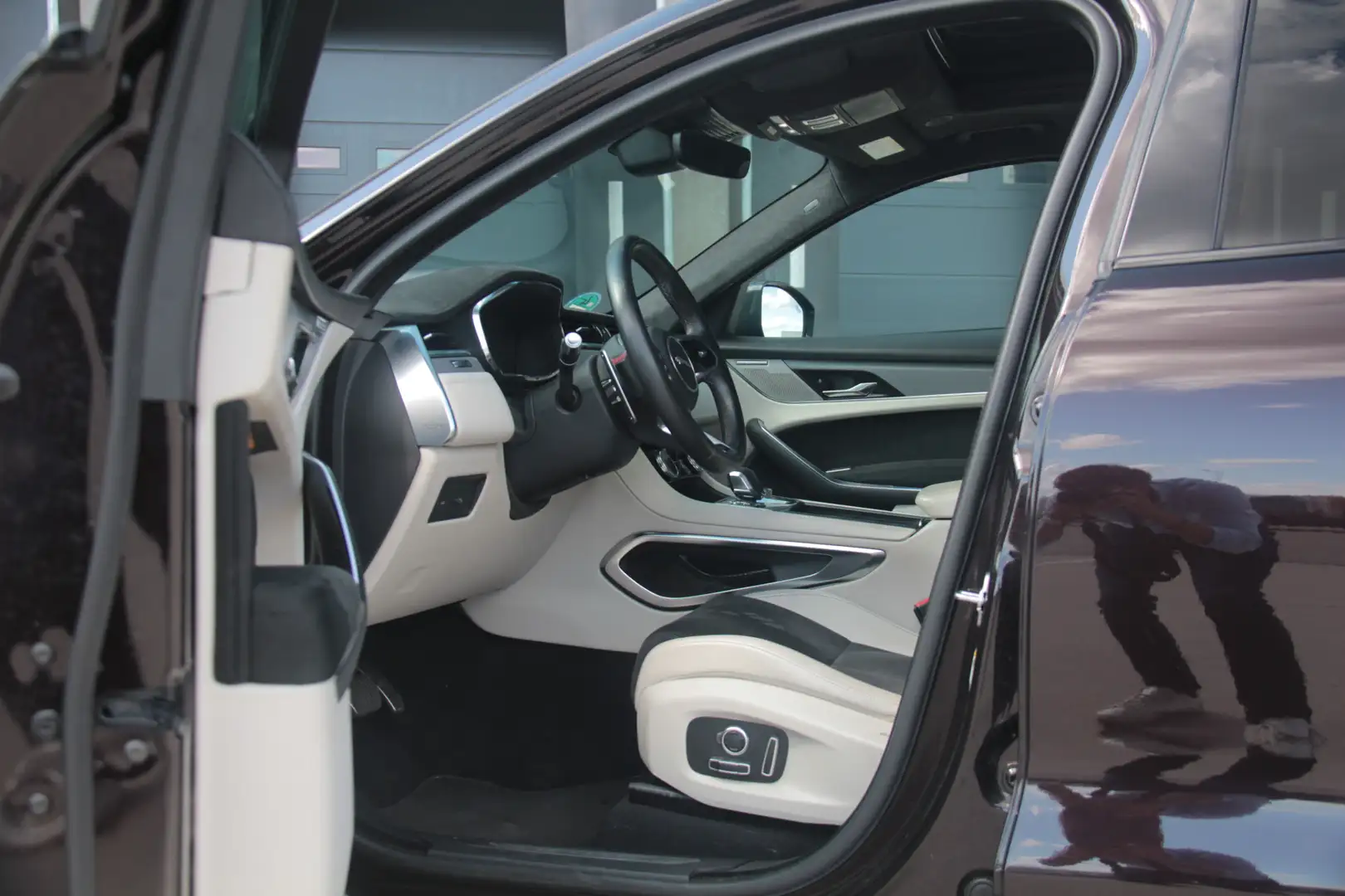 Jaguar F-Pace 5.0 V8 S/C AWD SVR Rood - 2