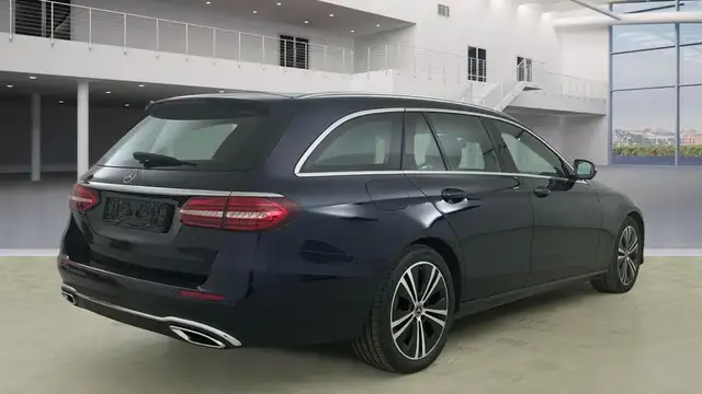Mercedes-Benz E view 3