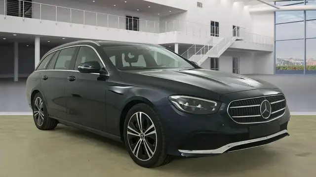 Mercedes-Benz E view 2