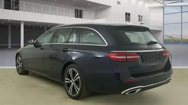 Mercedes-Benz E view 4