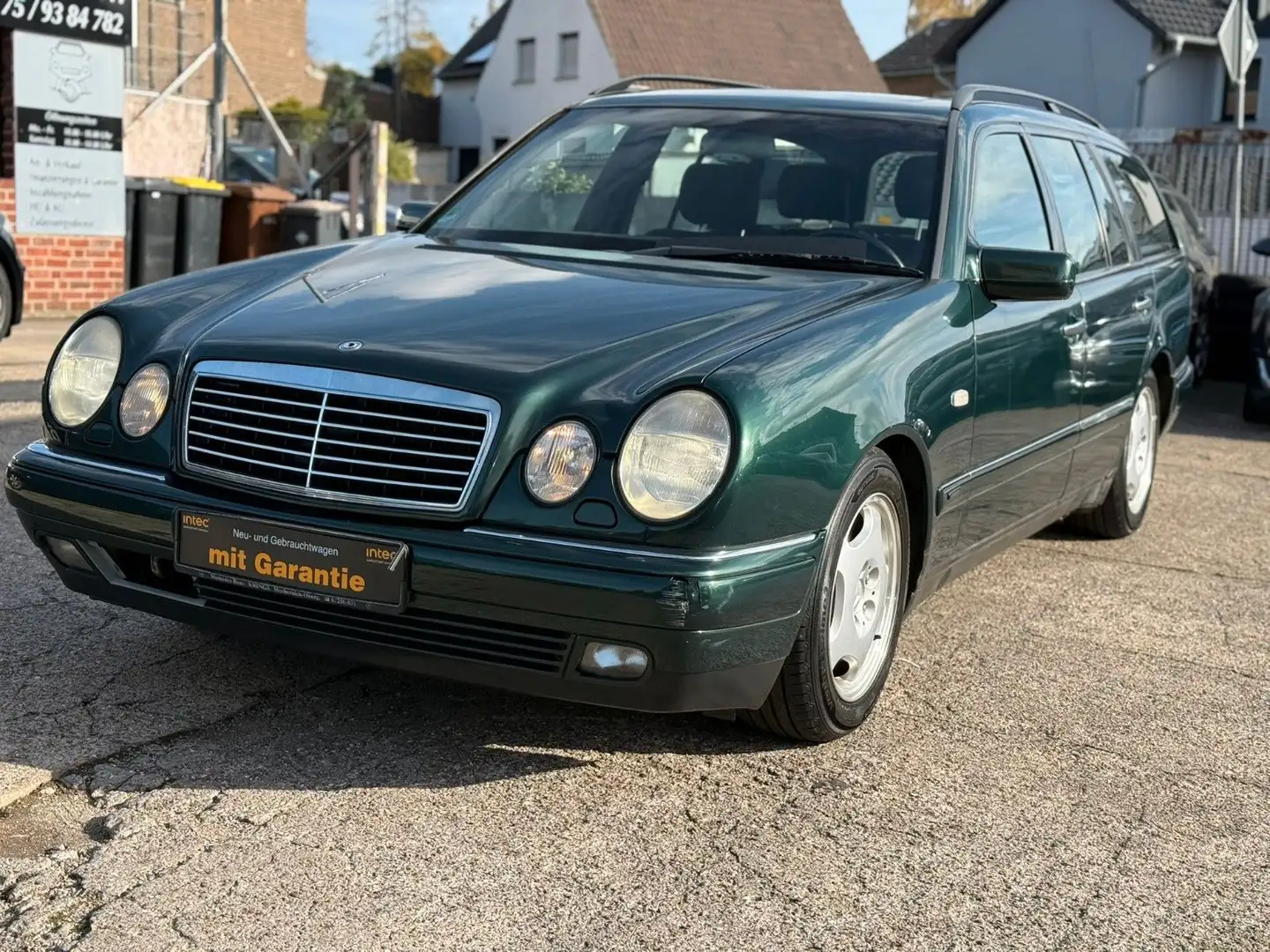 Mercedes-Benz E 230 T AVANTGARDE*TÜV*KLIMA*SHZ*KLIMA* Grün - 1