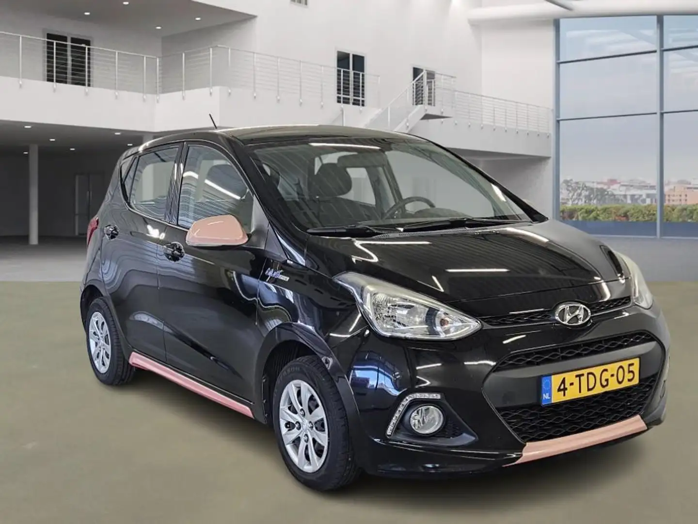Hyundai i10 1.0i i-Motion Comfort Plus Zwart - 2