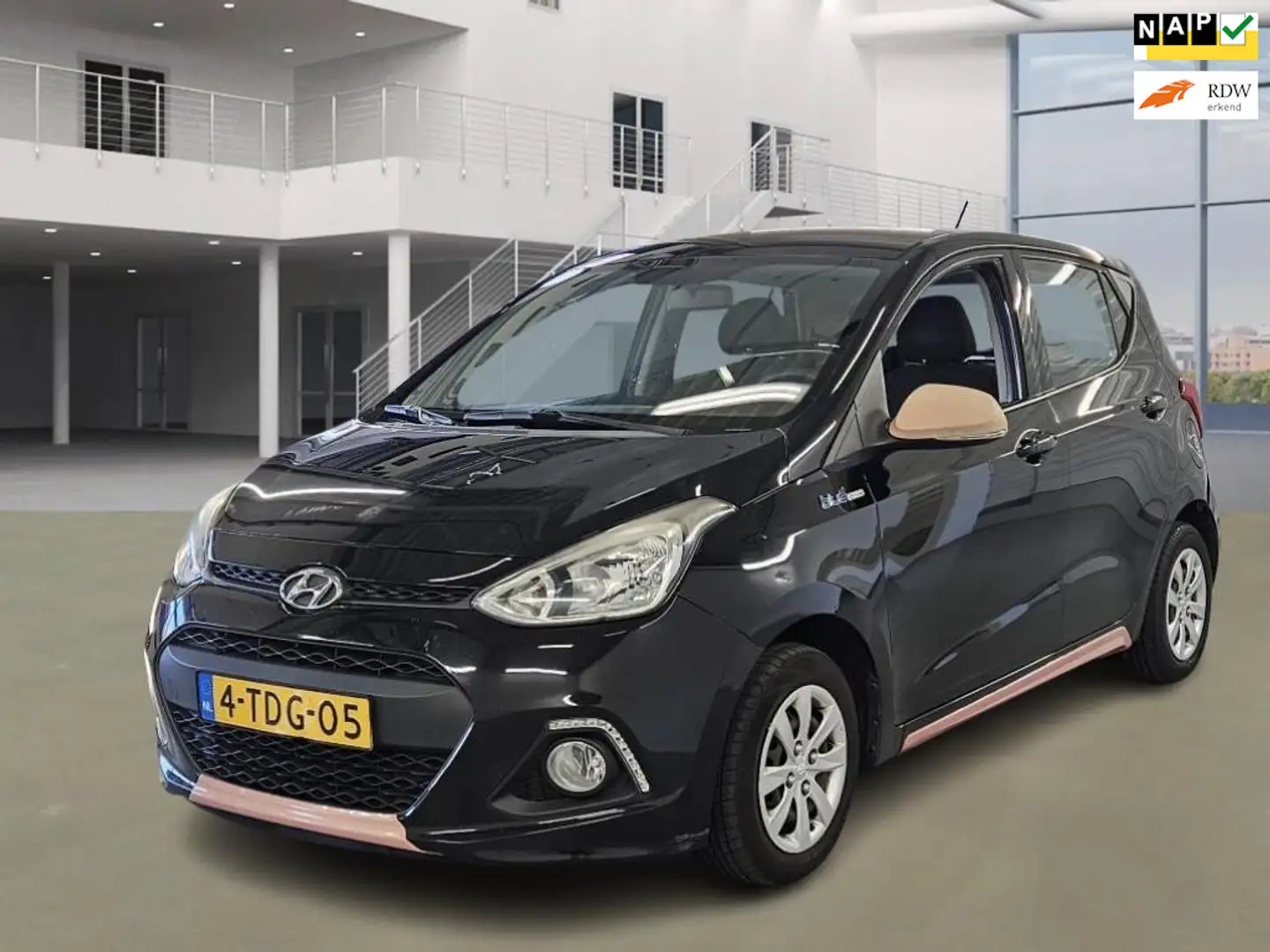 Hyundai i10 1.0i i-Motion Comfort Plus Zwart - 1