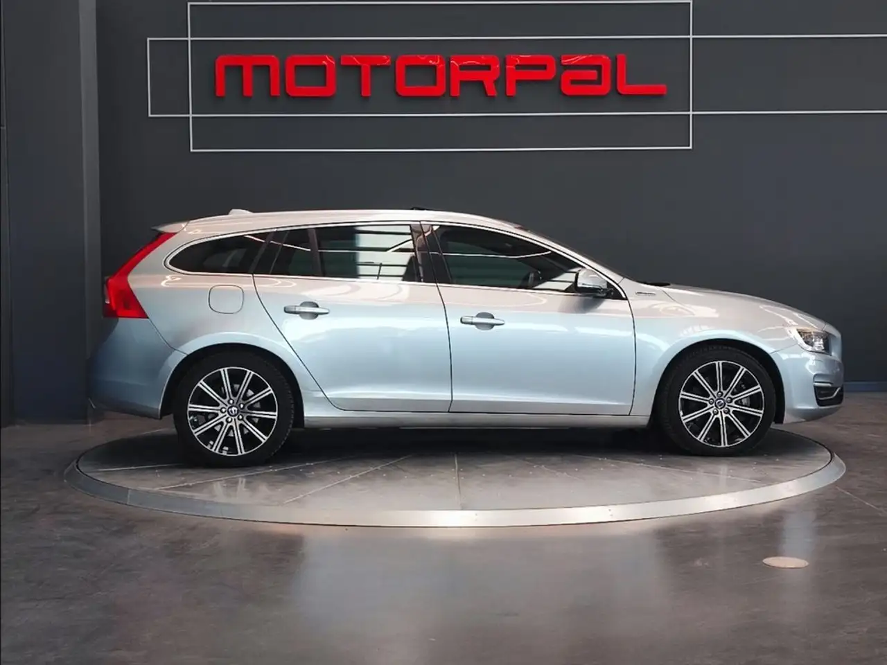 VOLVO V60 2.4 286 ch - 130 051KMS