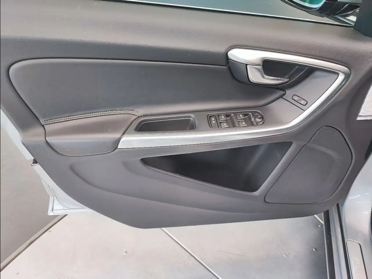 VOLVO V60 2.4 286 ch - 130 051KMS