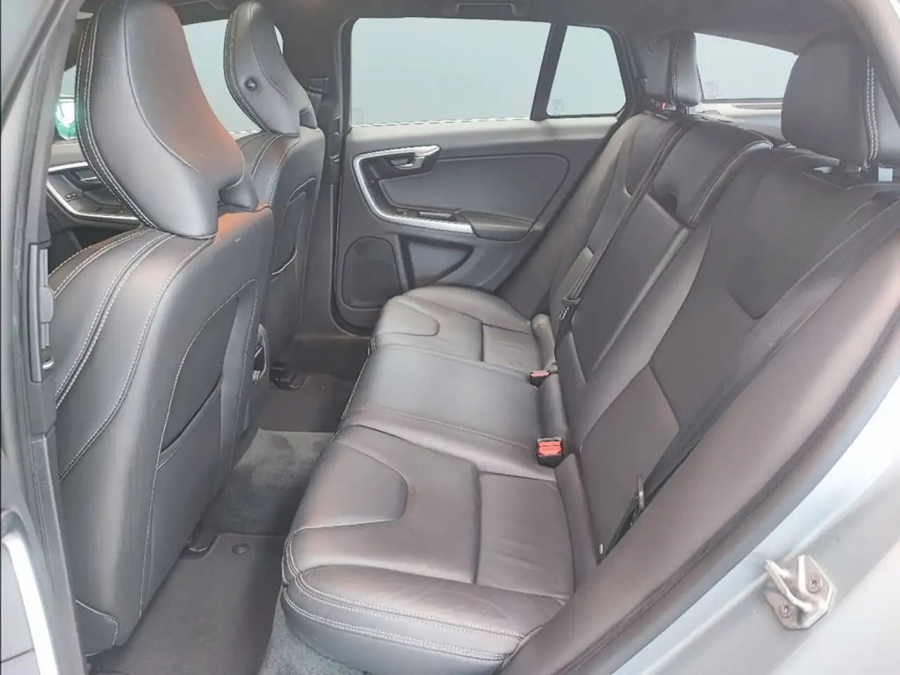 VOLVO V60 2.4 286 ch - 130 051KMS