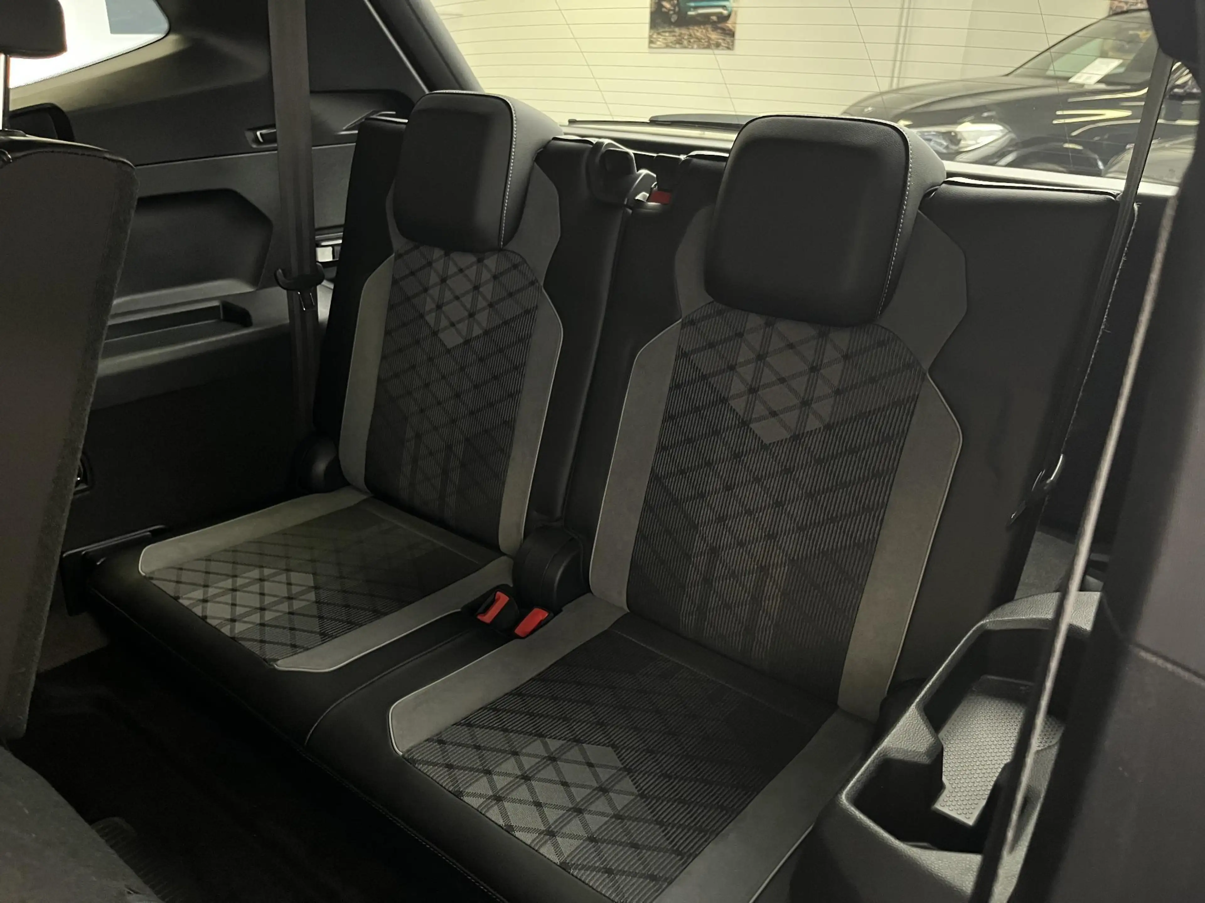 Volkswagen Tiguan Allspace 1.5 TSI R-Line 7p. | PANO | TREKHAAK | IQ LIGHT | — photo 21