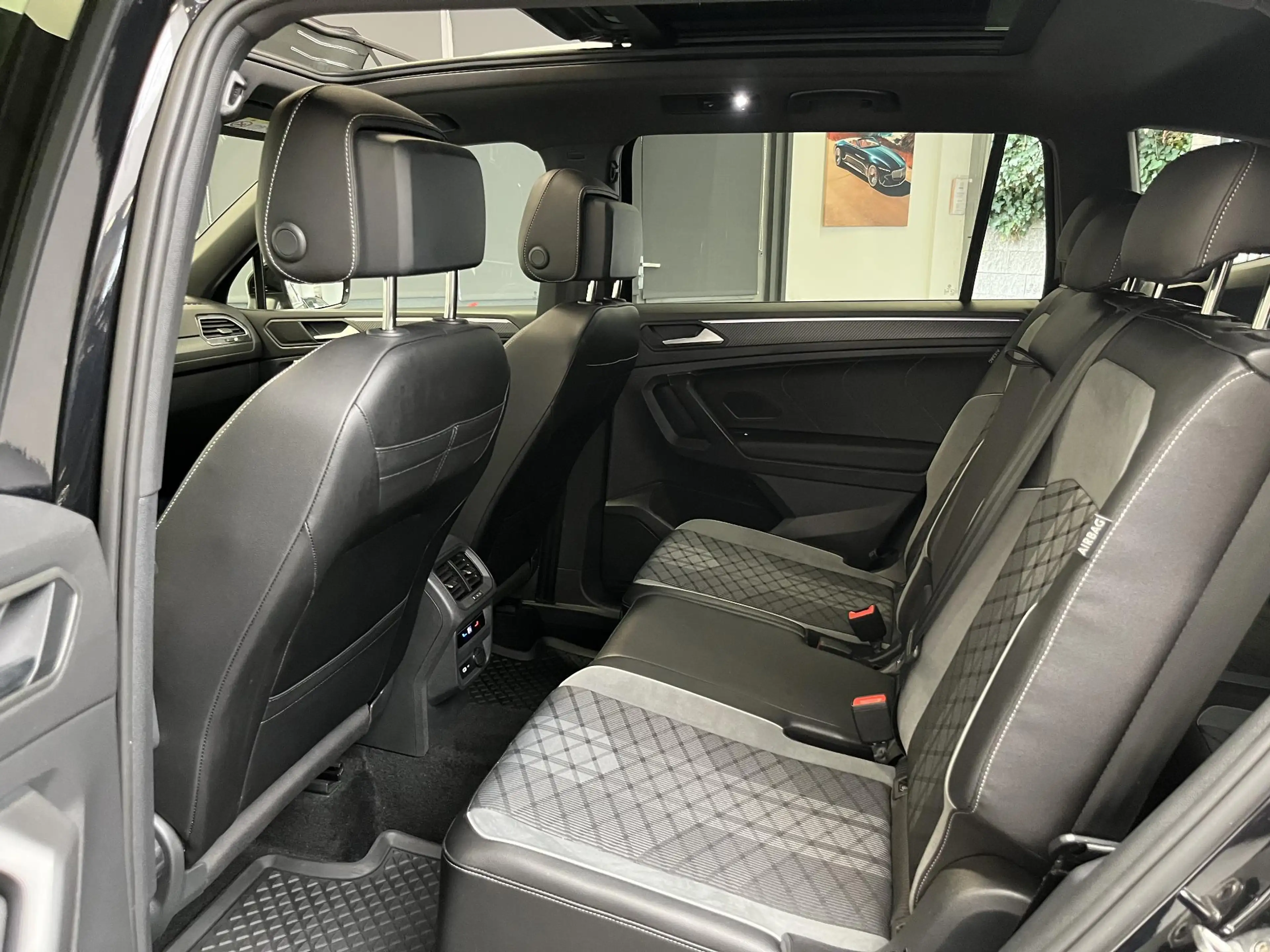 Volkswagen Tiguan Allspace 1.5 TSI R-Line 7p. | PANO | TREKHAAK | IQ LIGHT | — photo 17