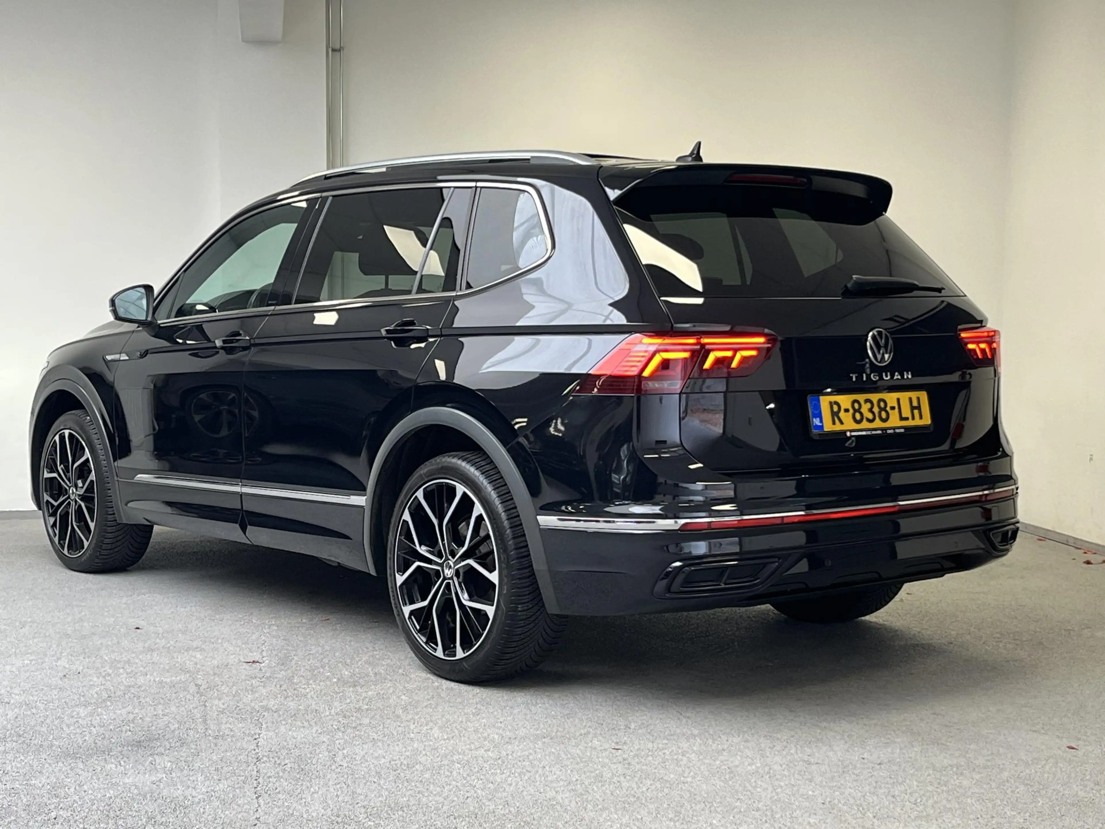 Volkswagen Tiguan Allspace 1.5 TSI R-Line 7p. | PANO | TREKHAAK | IQ LIGHT | — photo 11