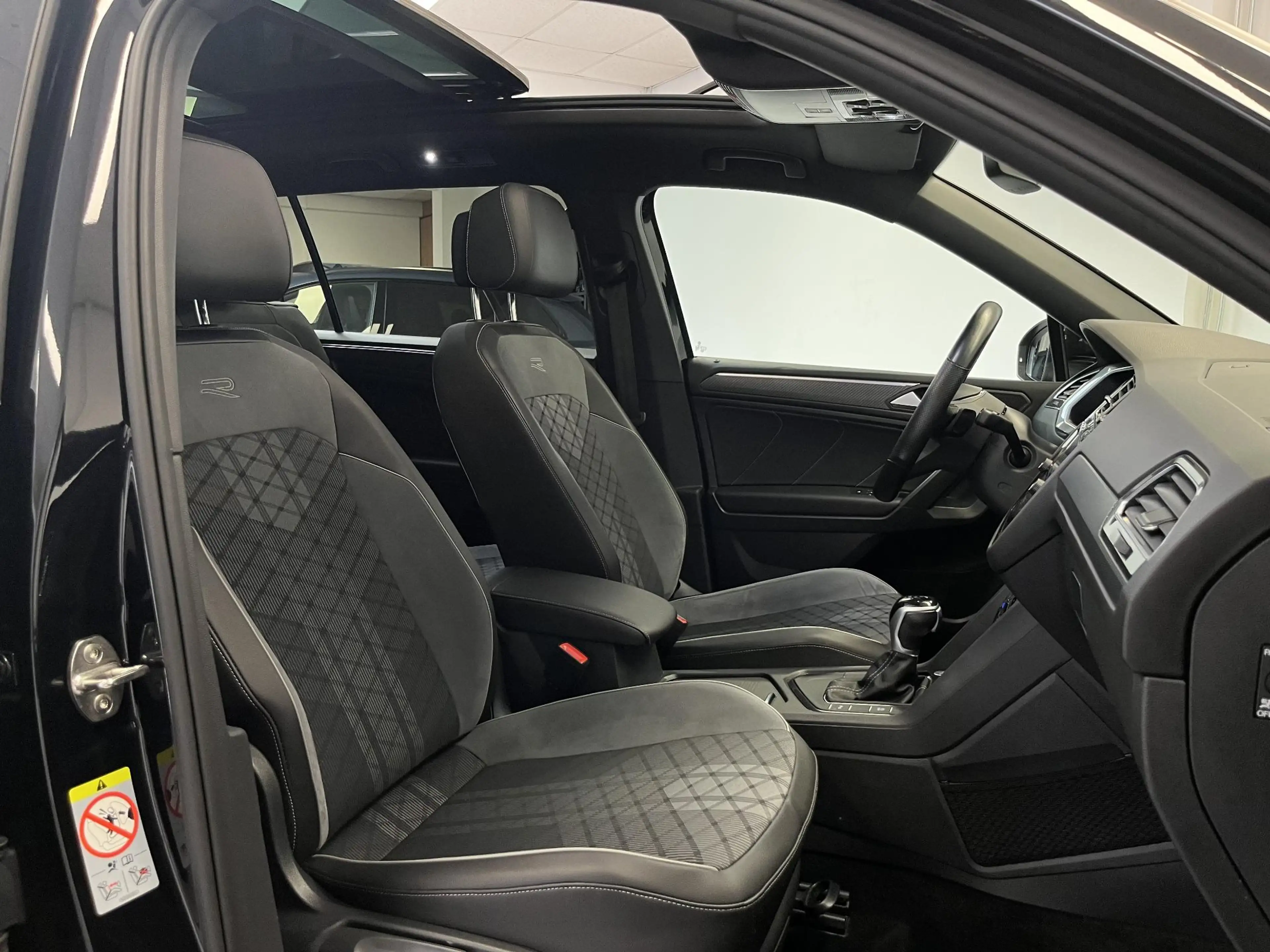 Volkswagen Tiguan Allspace 1.5 TSI R-Line 7p. | PANO | TREKHAAK | IQ LIGHT | — photo 19