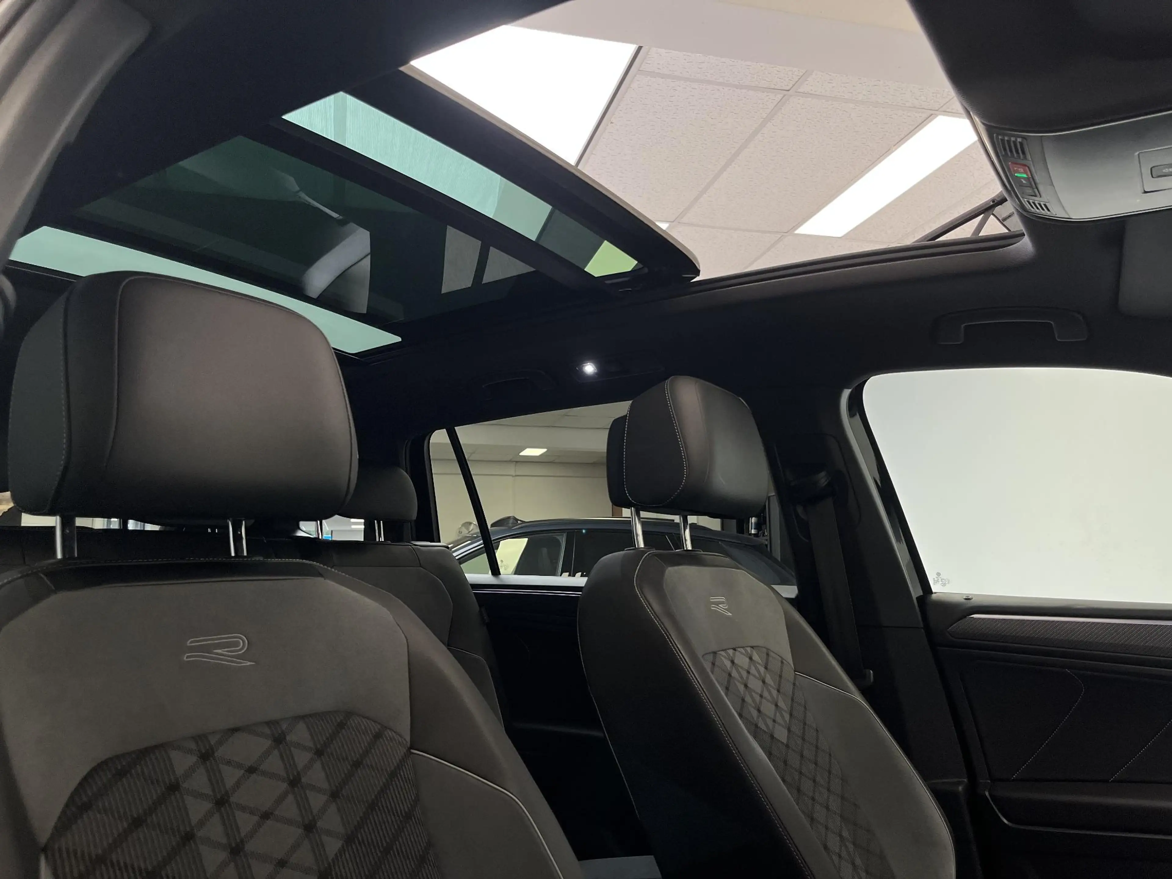 Volkswagen Tiguan Allspace 1.5 TSI R-Line 7p. | PANO | TREKHAAK | IQ LIGHT | — photo 18