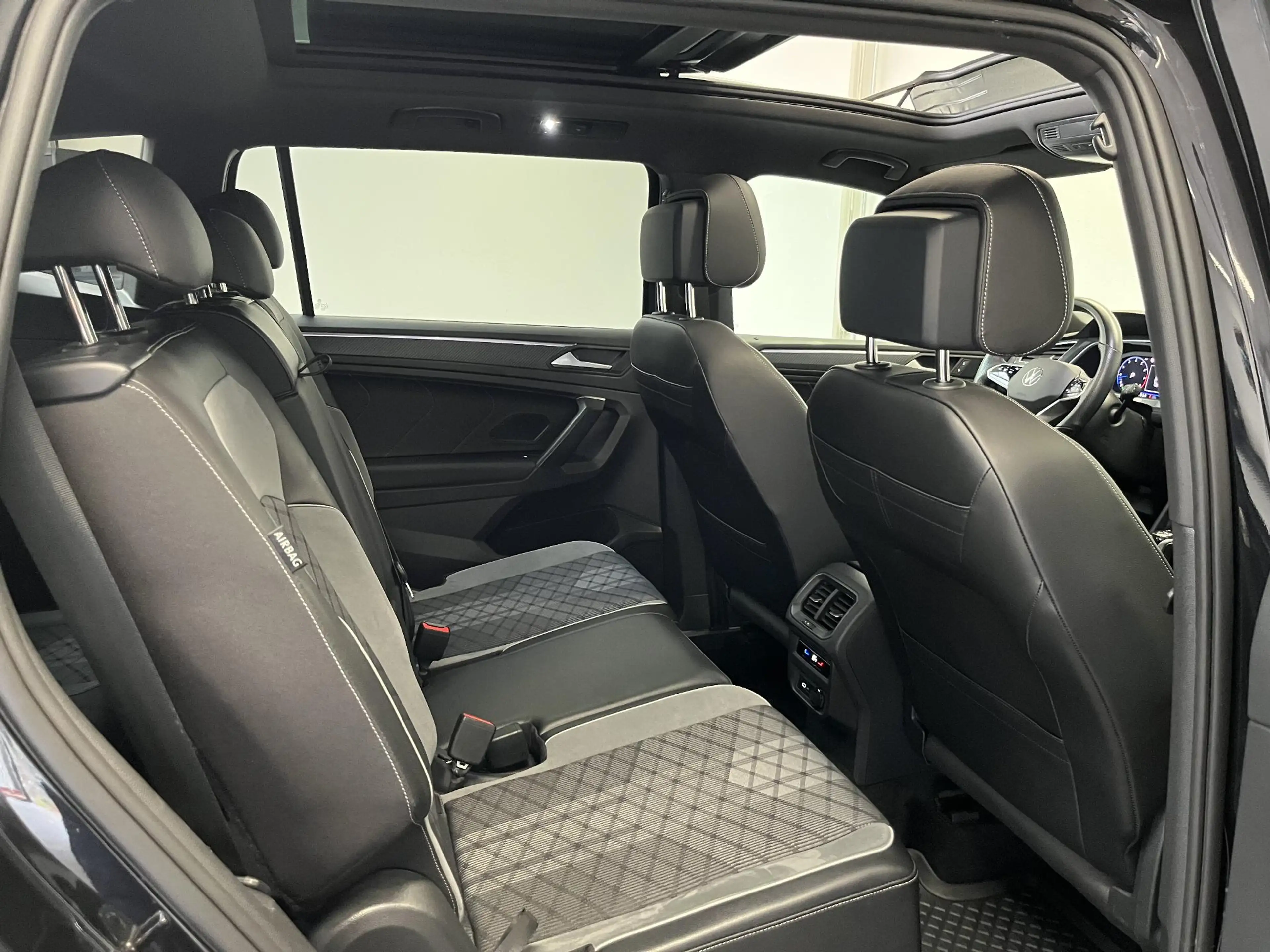 Volkswagen Tiguan Allspace 1.5 TSI R-Line 7p. | PANO | TREKHAAK | IQ LIGHT | — photo 16