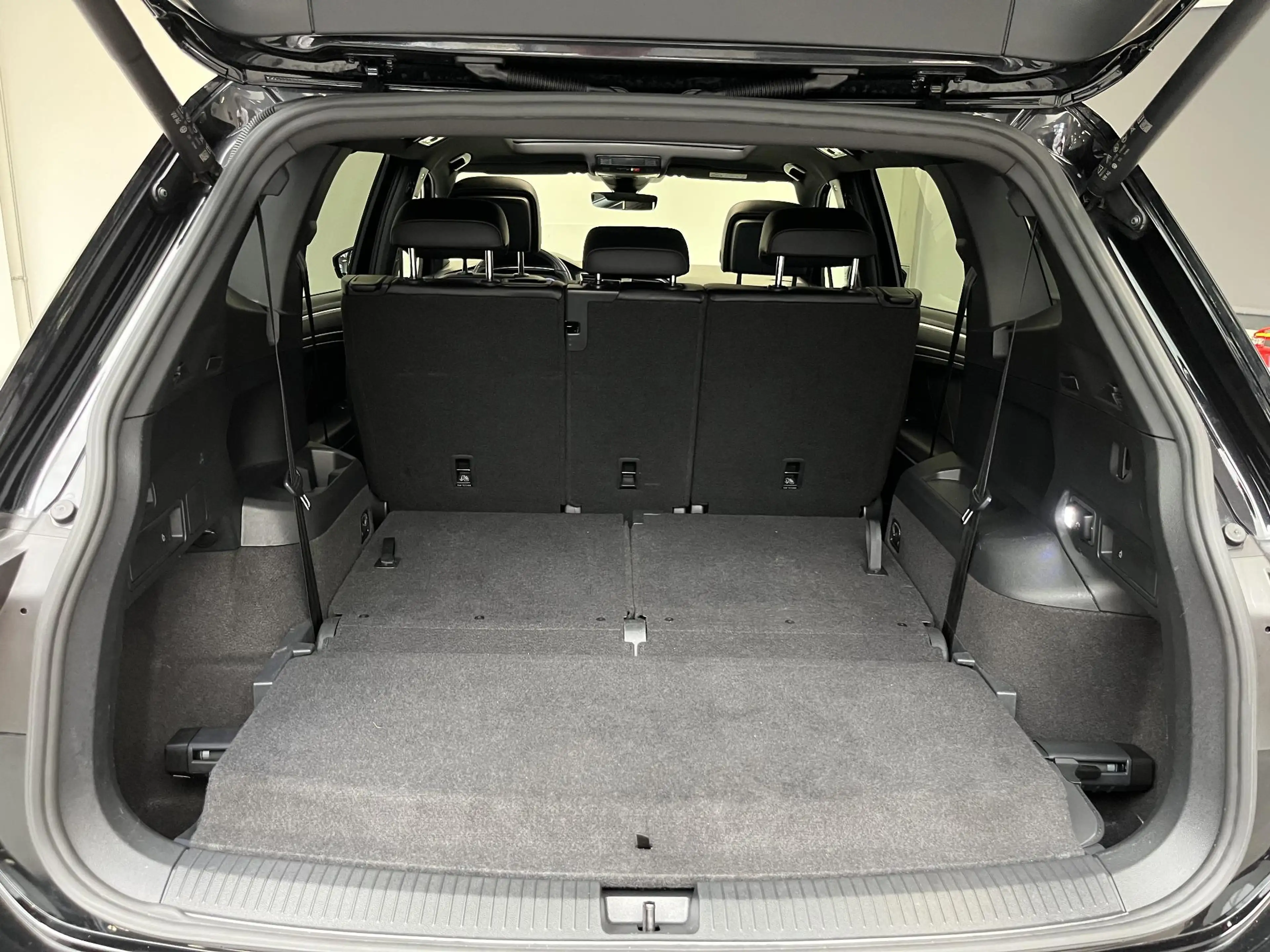Volkswagen Tiguan Allspace 1.5 TSI R-Line 7p. | PANO | TREKHAAK | IQ LIGHT | — photo 22