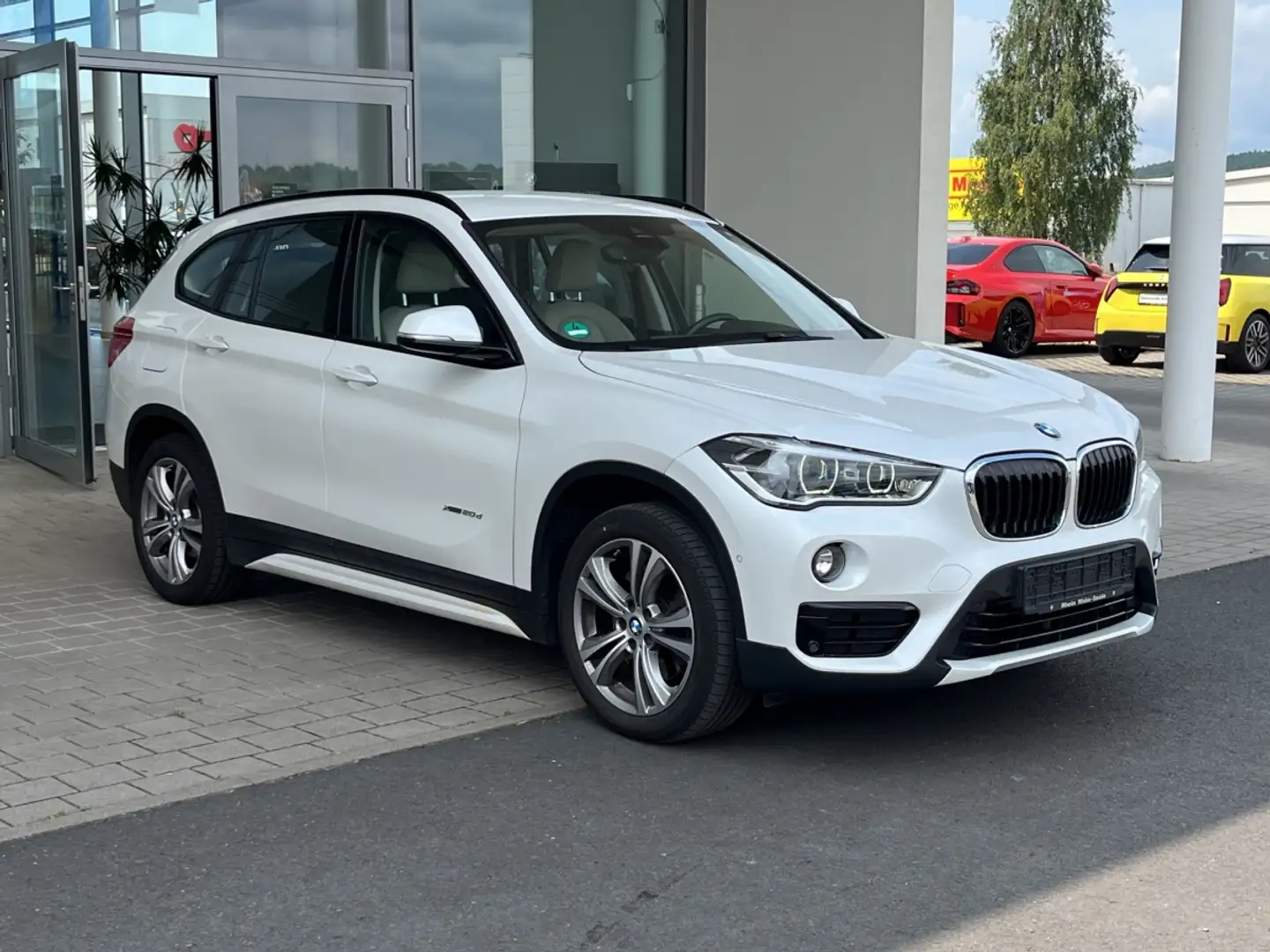 BMW X1 xDrive20d Sport Line Navi+.HUD.Hifi.AHK.RfK. Blanc - 2