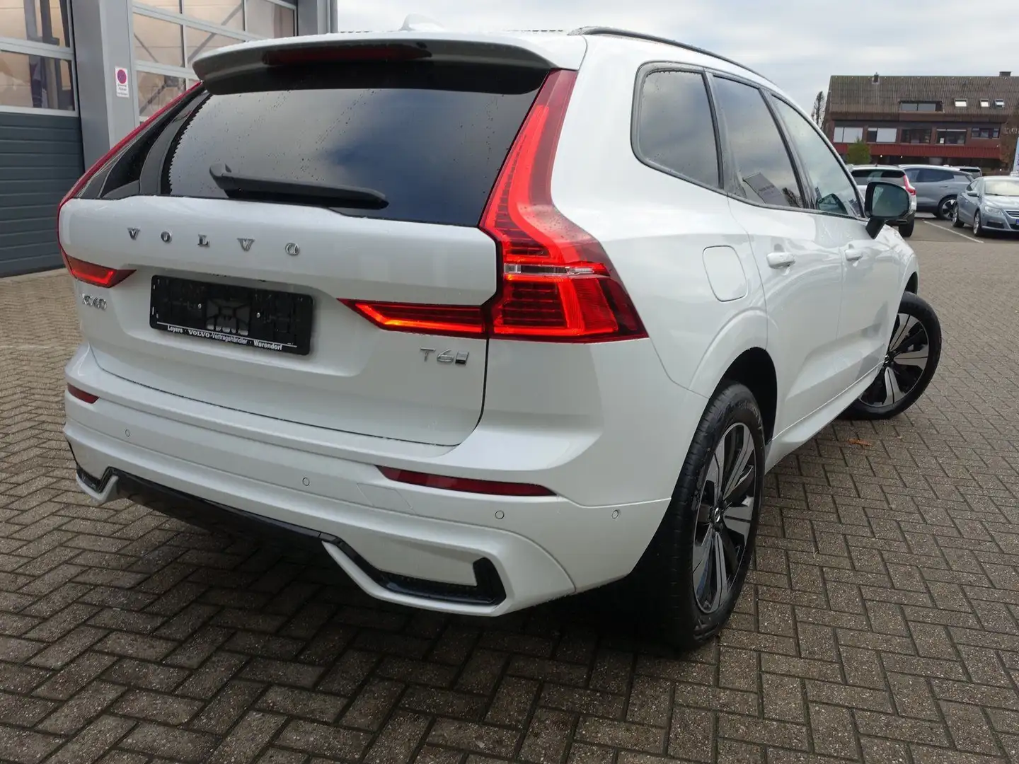 Volvo XC60 Plus Dark T6 AWD/360°/H&K/Pano/BLIS/Memory Weiß - 2