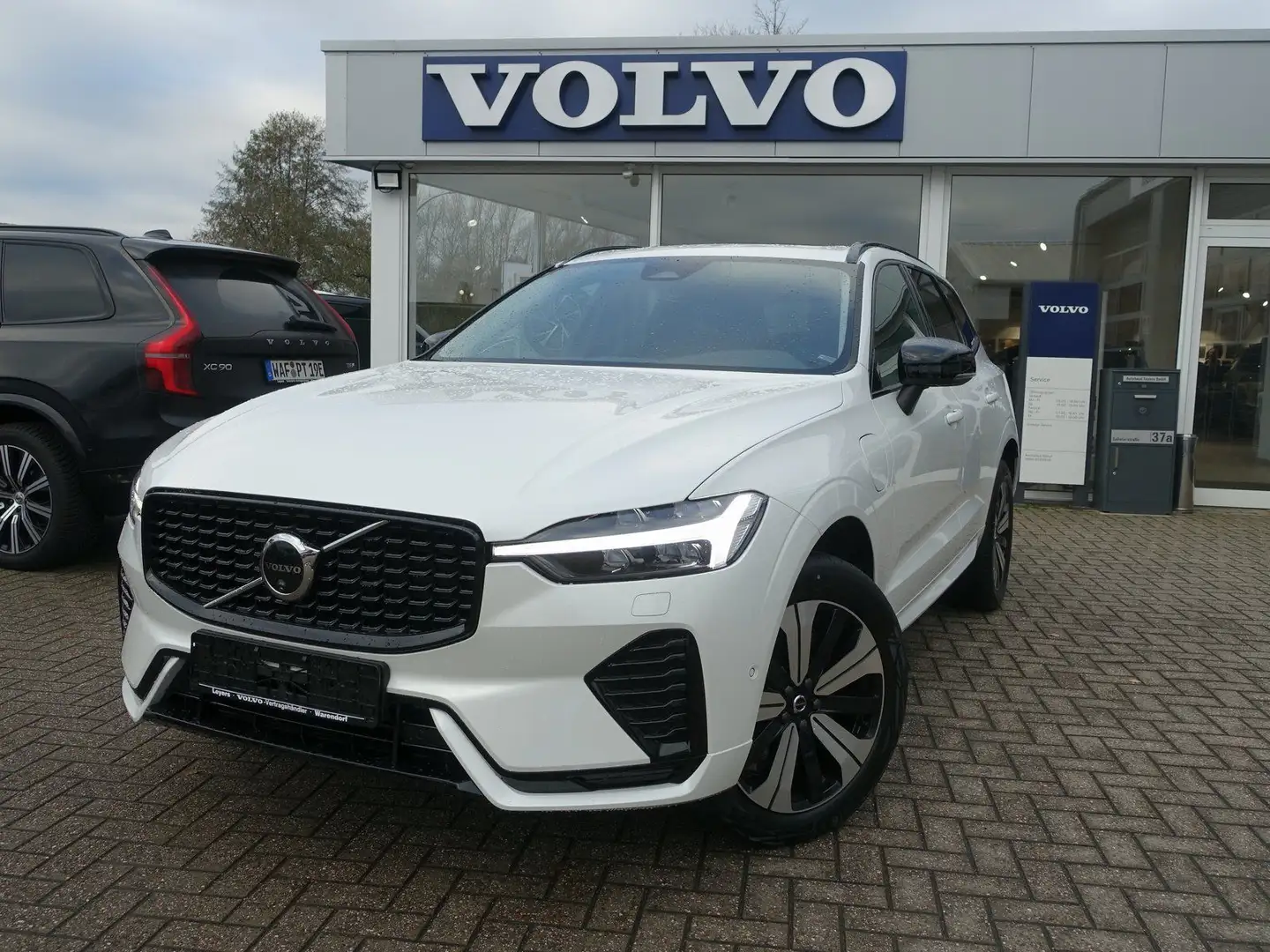 Volvo XC60 Plus Dark T6 AWD/360°/H&K/Pano/BLIS/Memory Weiß - 1