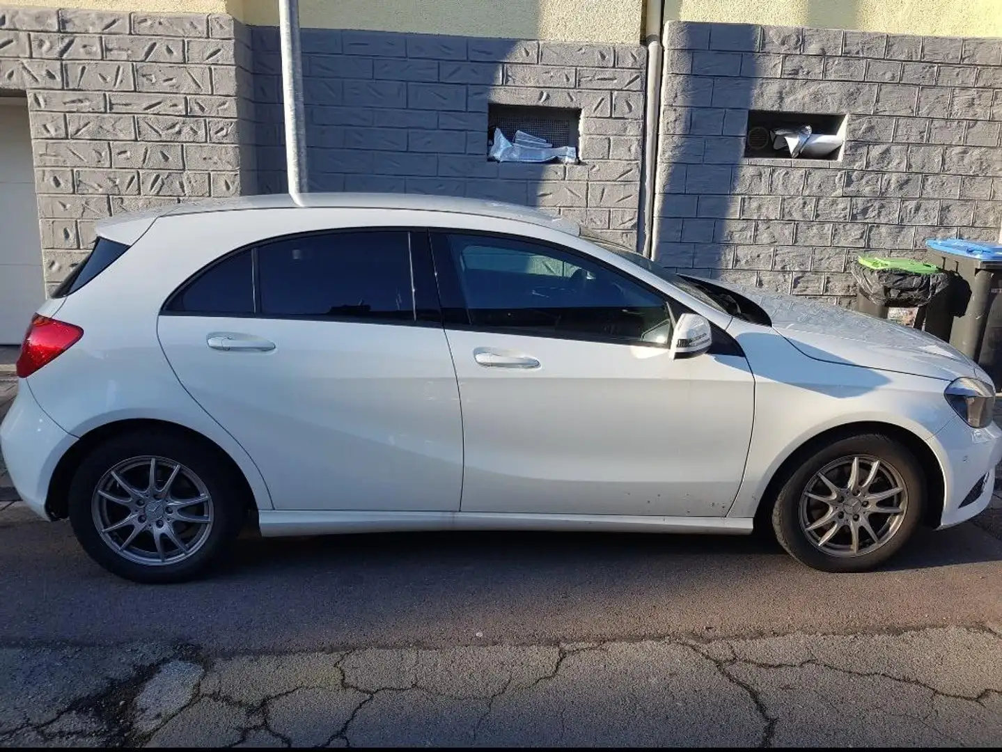 Mercedes-Benz A 180 A 180 (BlueEFFICIENCY)Urban Weiß - 2