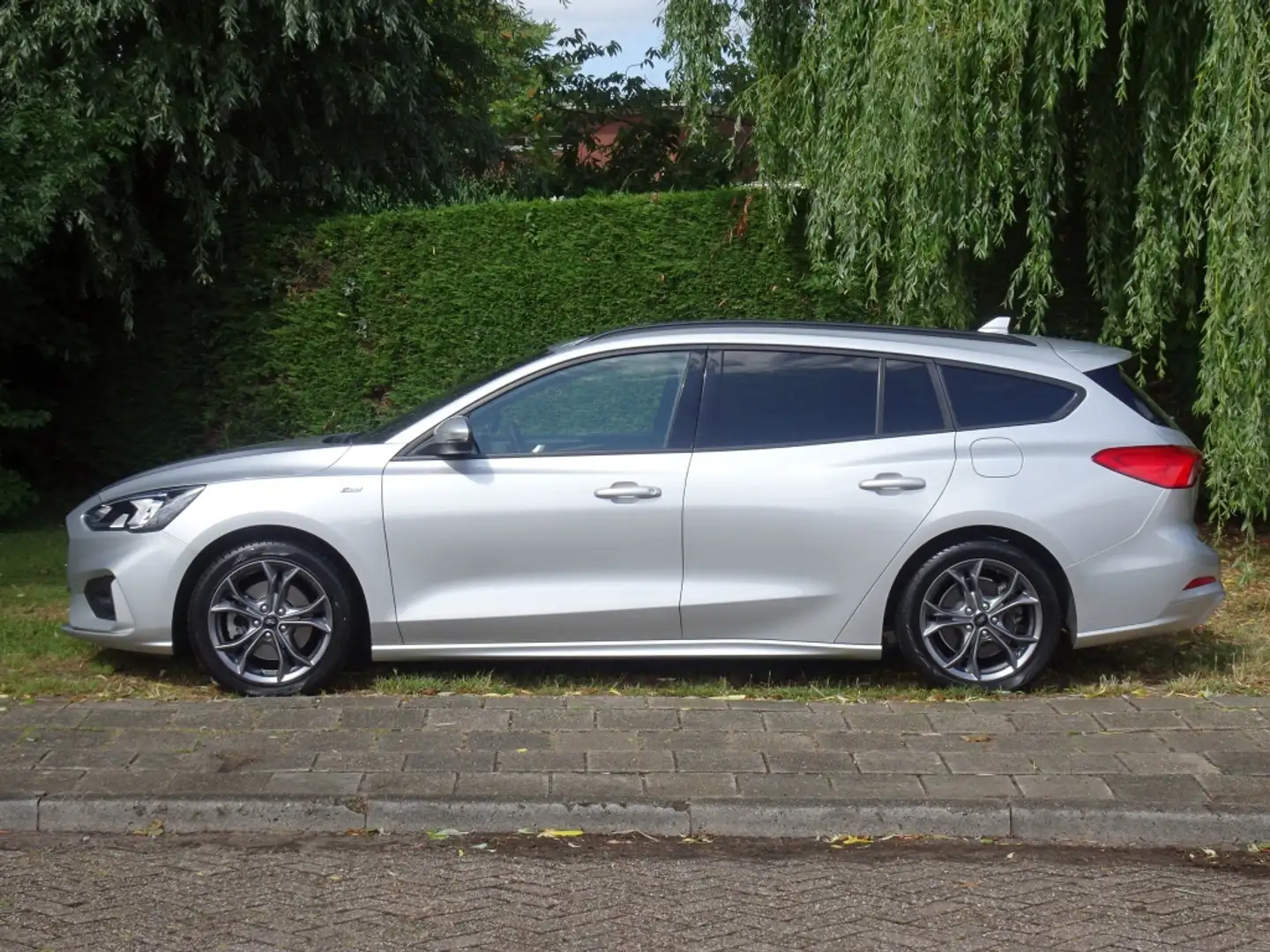 Ford Focus Wagon 1.0 125pk Hybrid ST-Line met Navi en WinterP Gris - 2