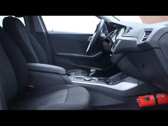 BMW 1 Series view 11