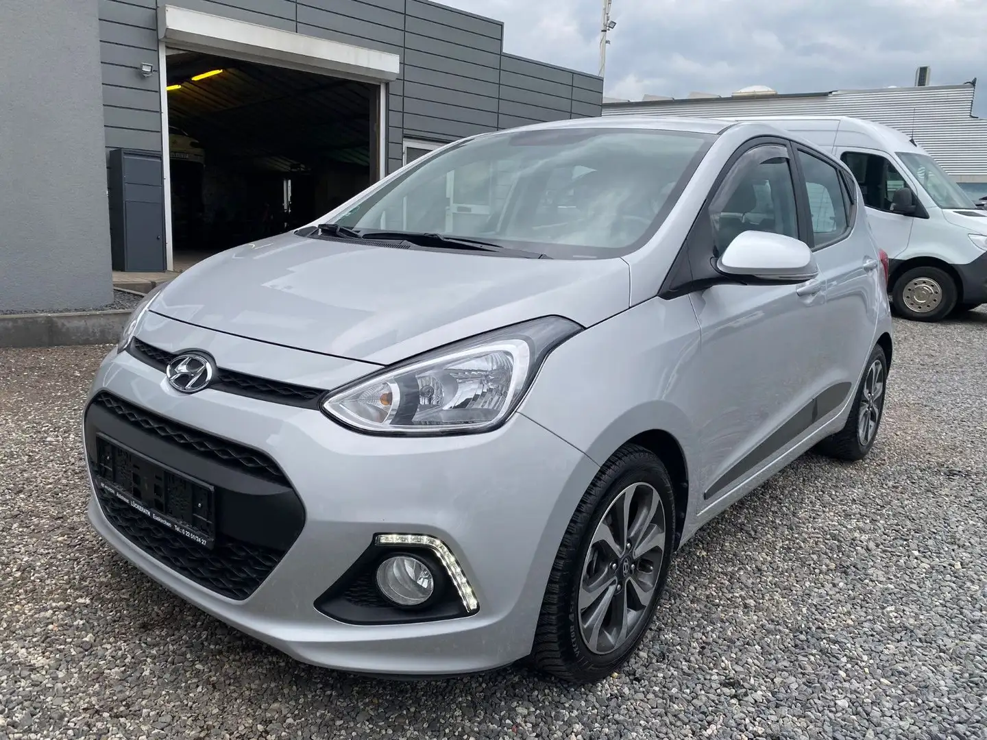Hyundai i10 YES!*1.HD*TüvNeu*Klimaaut.SHZ*LHZ* Silber - 2