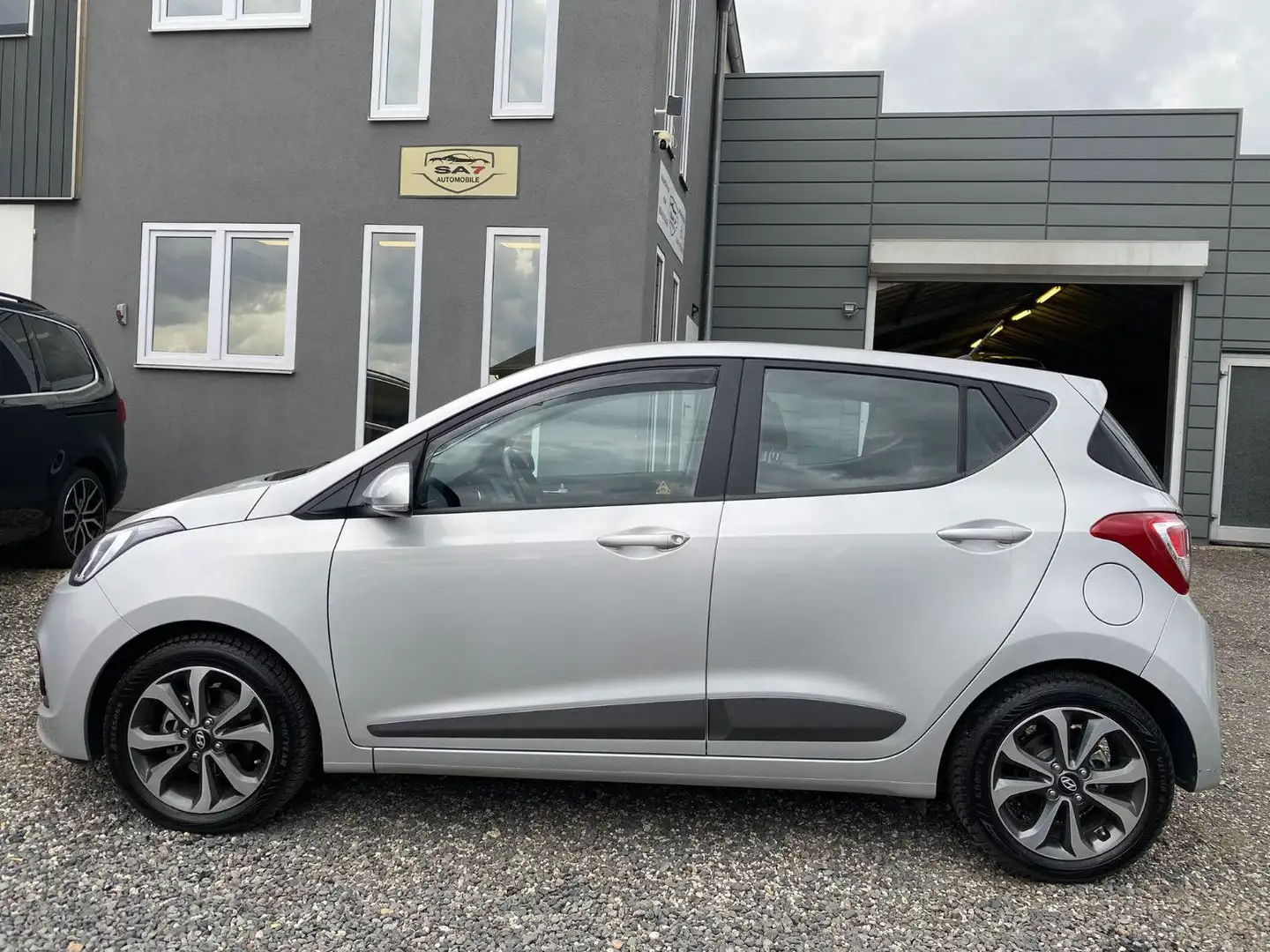 Hyundai i10 YES!*1.HD*TüvNeu*Klimaaut.SHZ*LHZ* Silber - 1