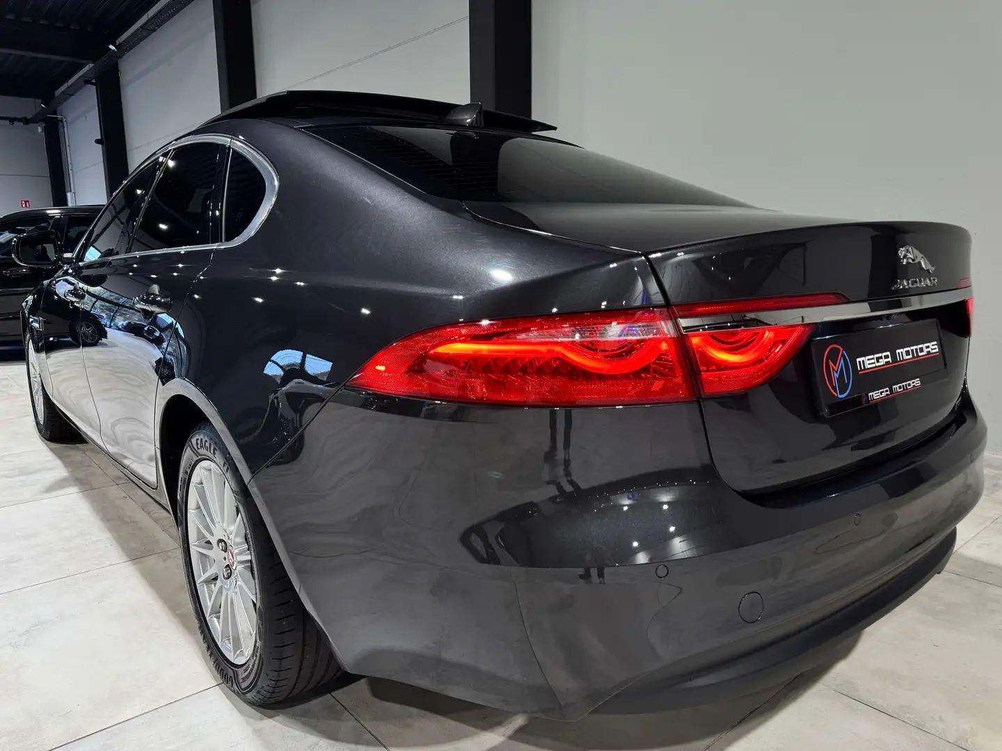 Jaguar XF 2.0d 163CV 77.000KM FULL OPTiONS GARANTiE Gris - 2