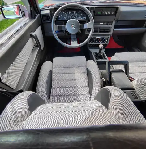 Alfa Romeo 75