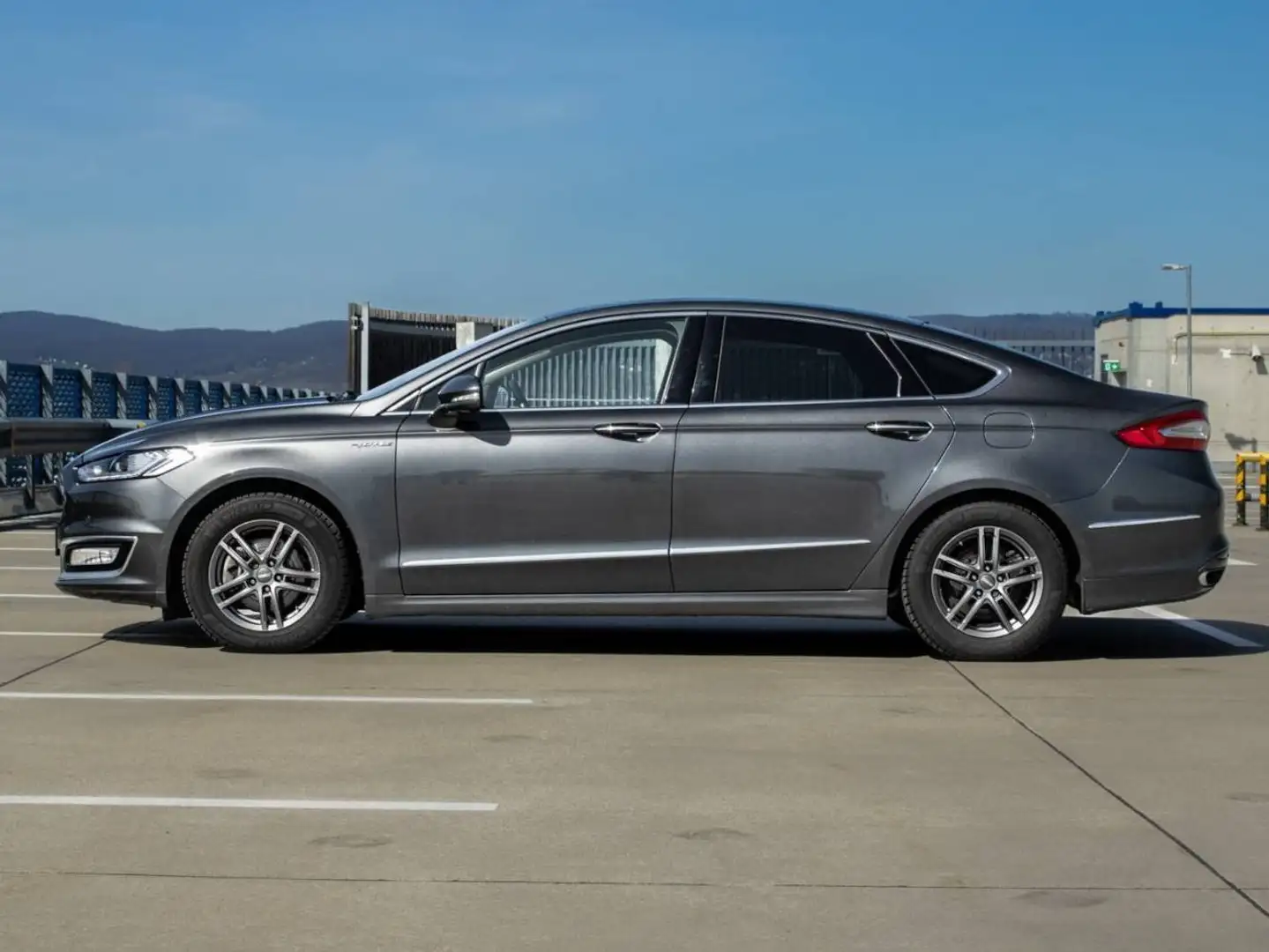Ford Mondeo Mondeo 2.0 Hybrid Start-Stopp CVT Vignale Серый - 1