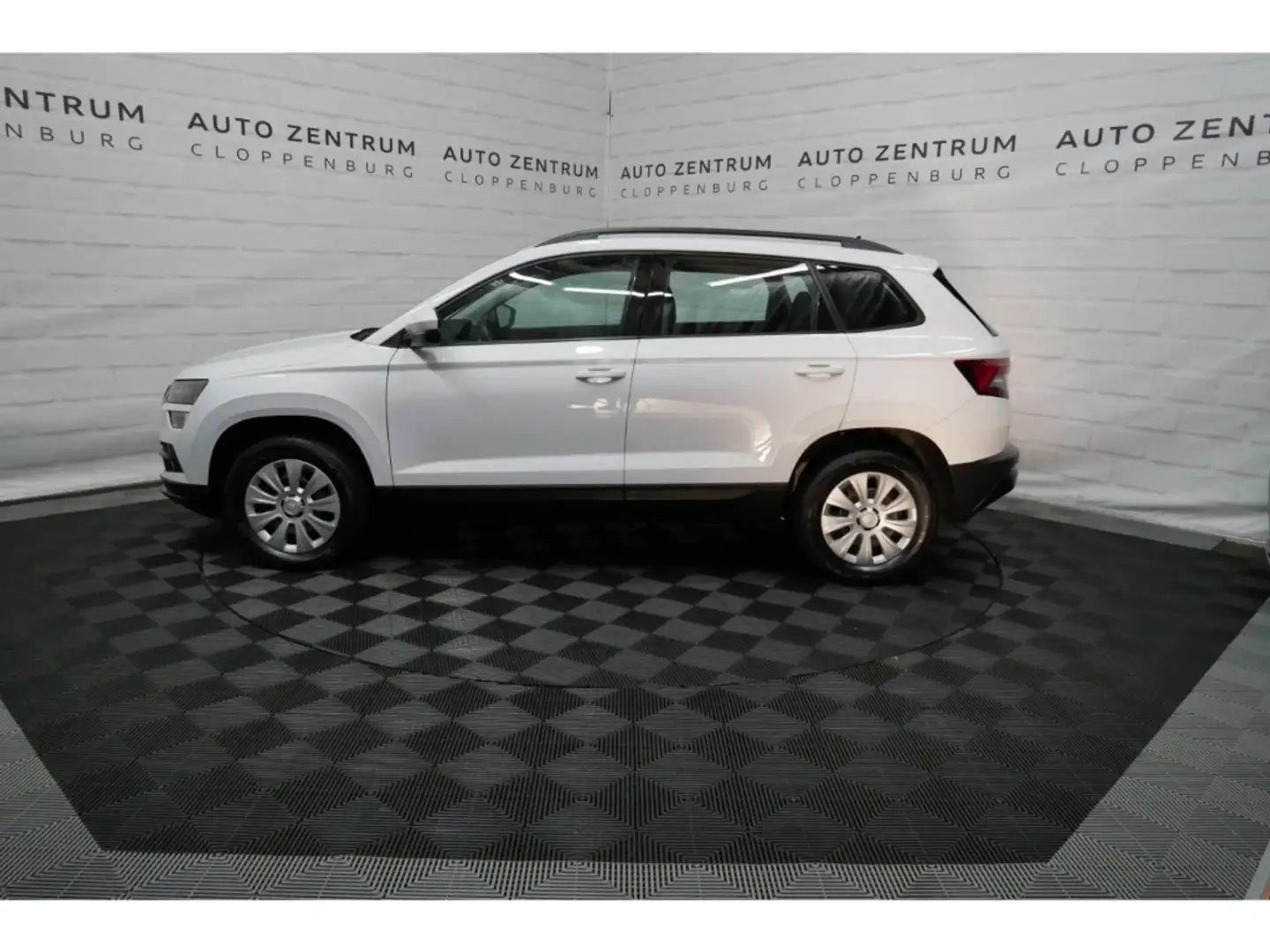 Skoda Karoq Active Klima+Maxi-DOT+PDC+Sitzheizung Weiß - 2